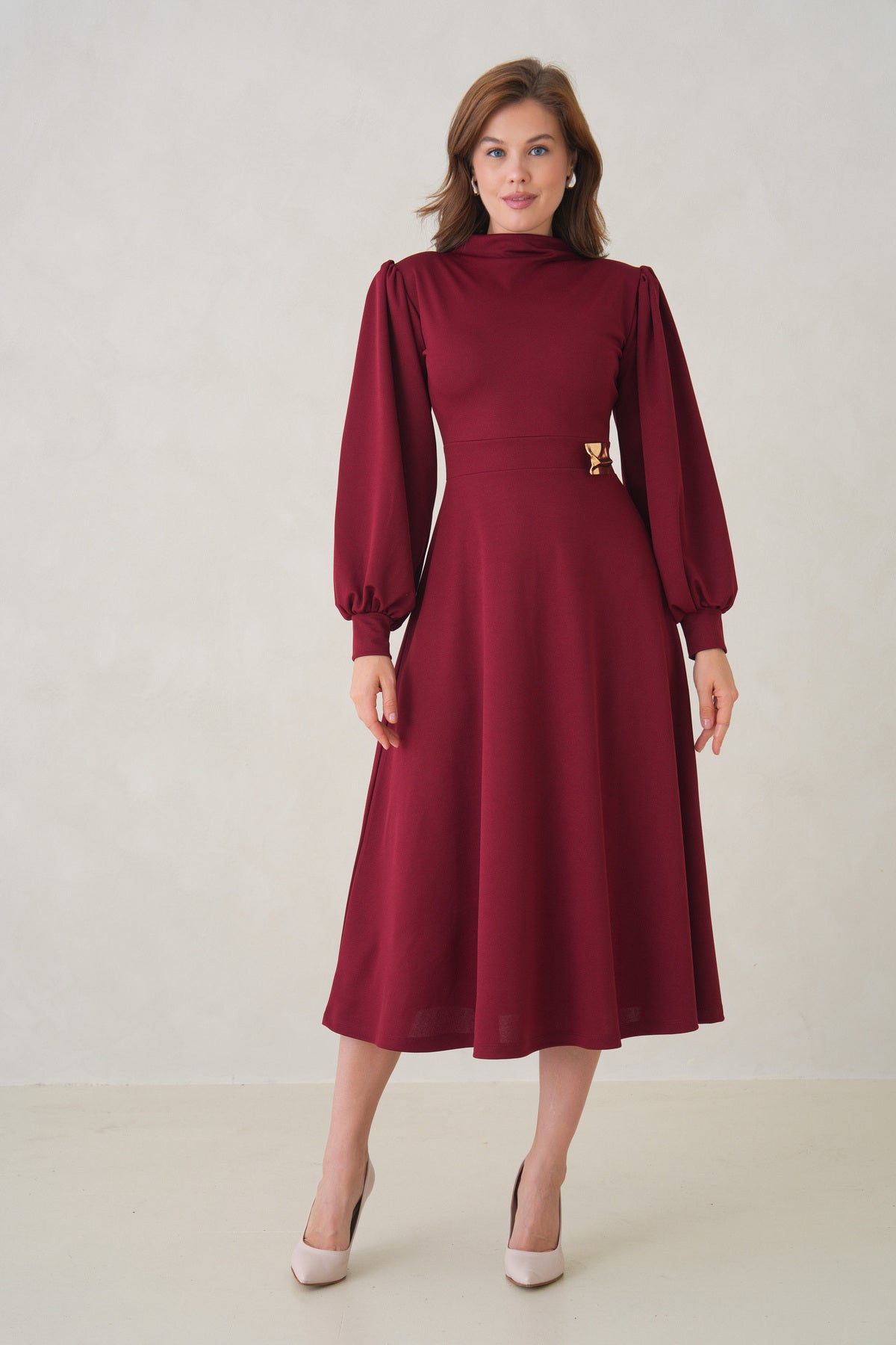 Langärmeliges, ausgestelltes Midikleid
