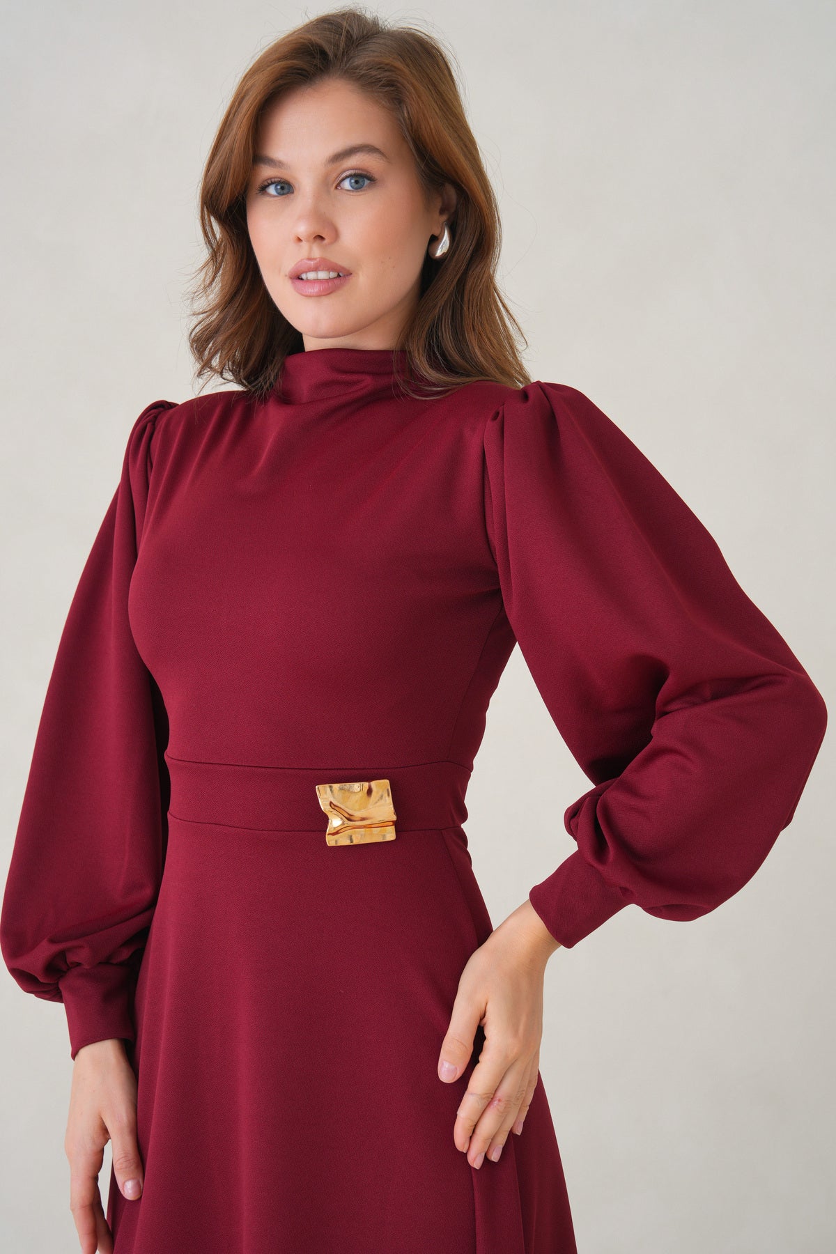 Langärmeliges, ausgestelltes Midikleid