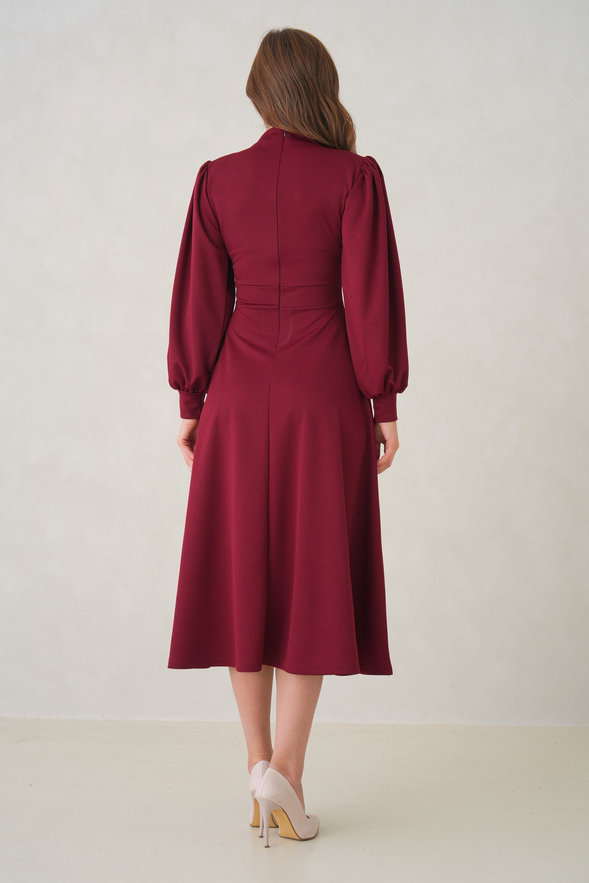 Langärmeliges, ausgestelltes Midikleid