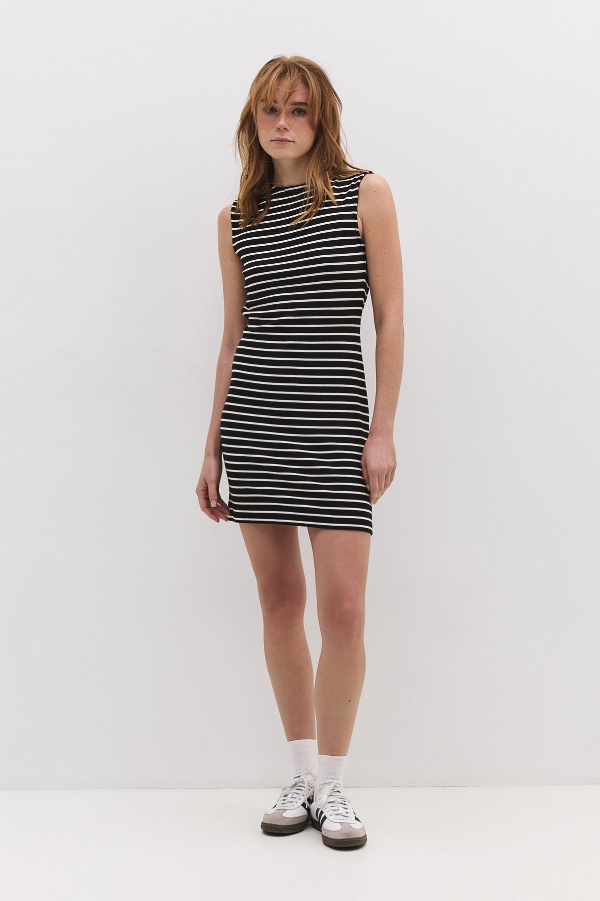 Gestreiftes Minikleid mit rückenfreiem Design