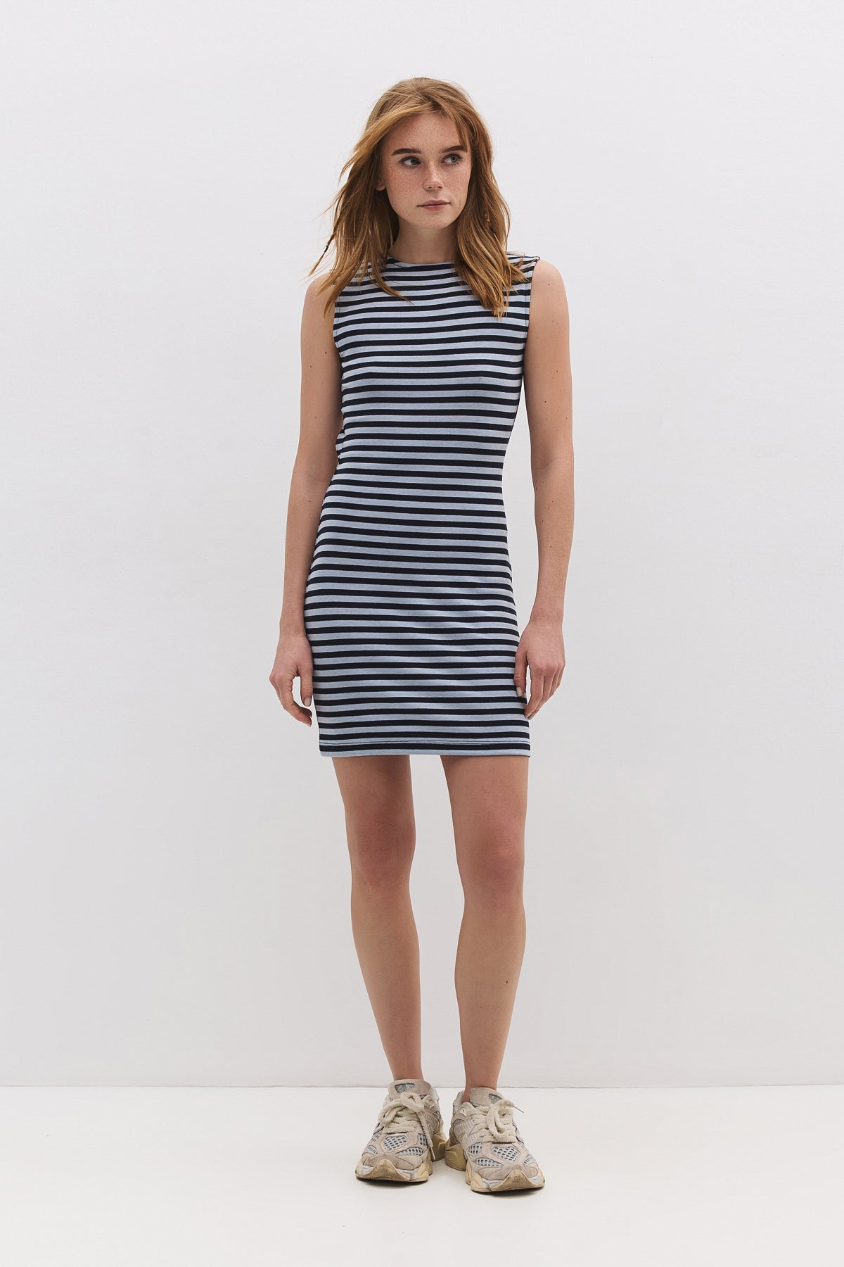 Gestreiftes Minikleid mit rückenfreiem Design