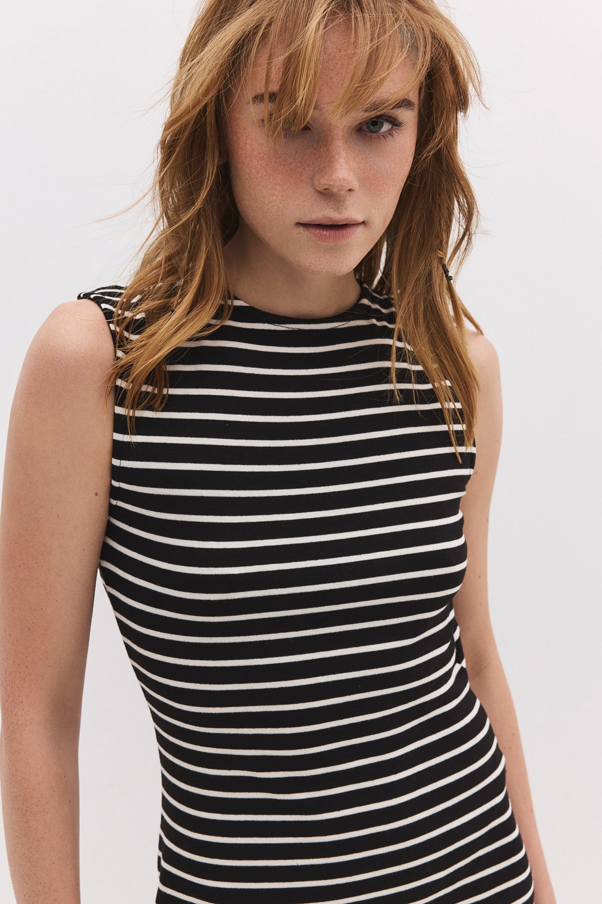 Gestreiftes Minikleid mit rückenfreiem Design