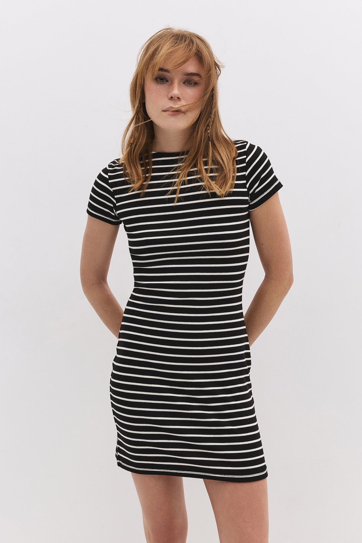 Gestreiftes Minikleid mit rückenfreiem Design