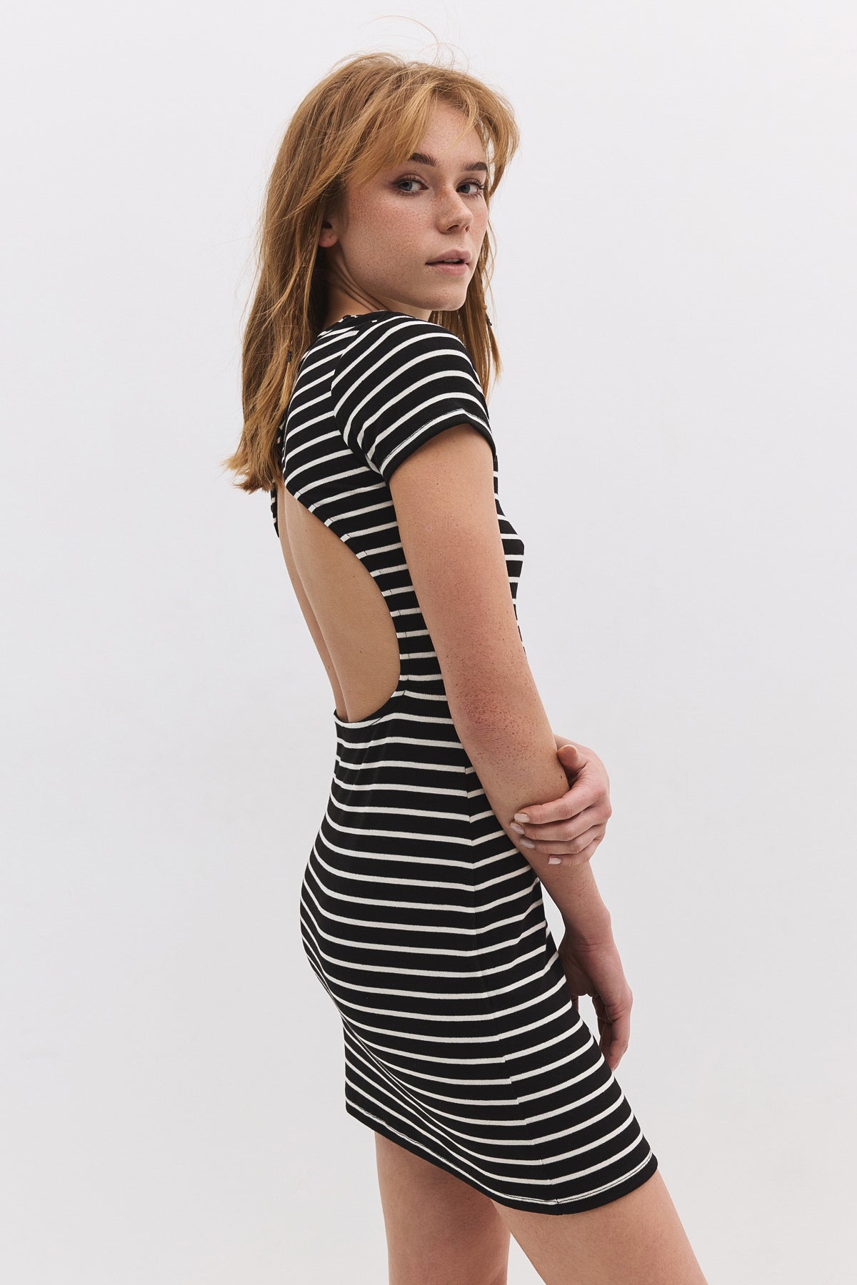 Gestreiftes Minikleid mit rückenfreiem Design