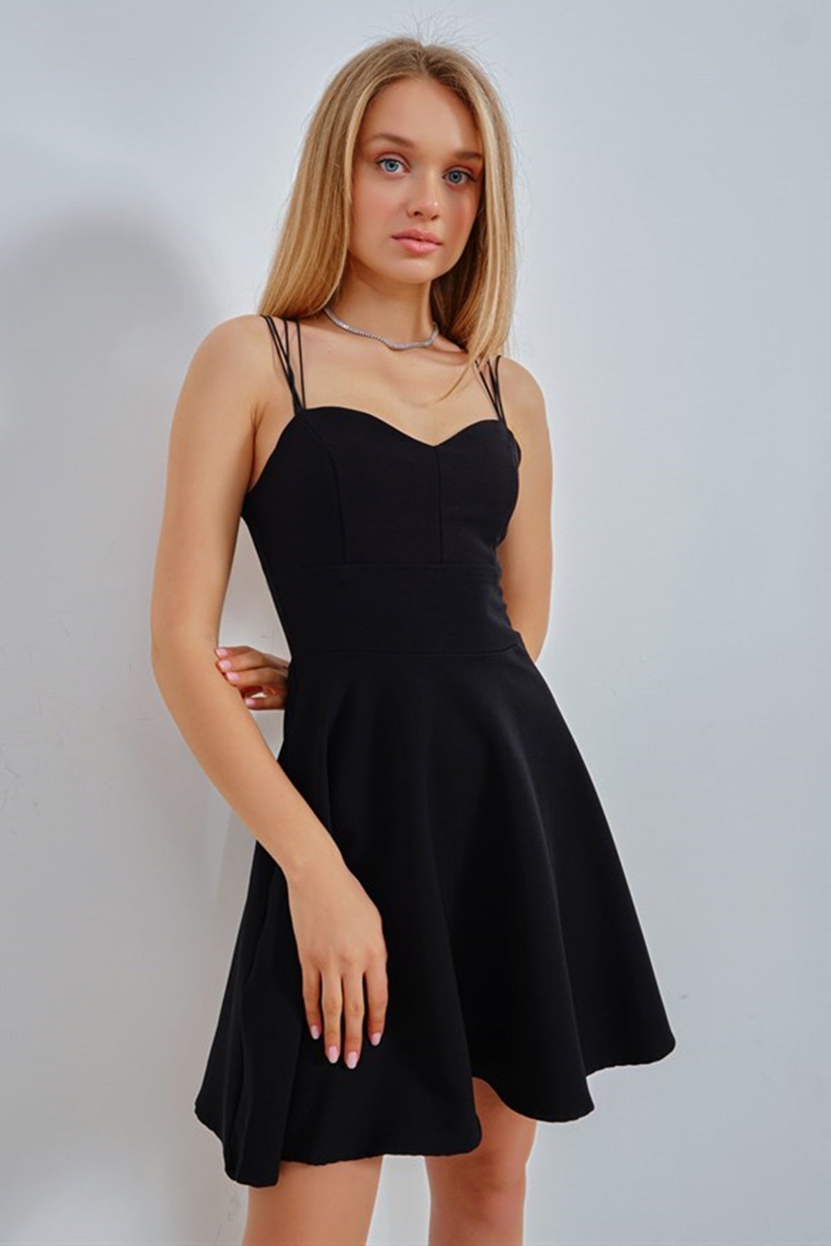 Ausgestelltes Minikleid mit gekreuzten Trägern am Rücken