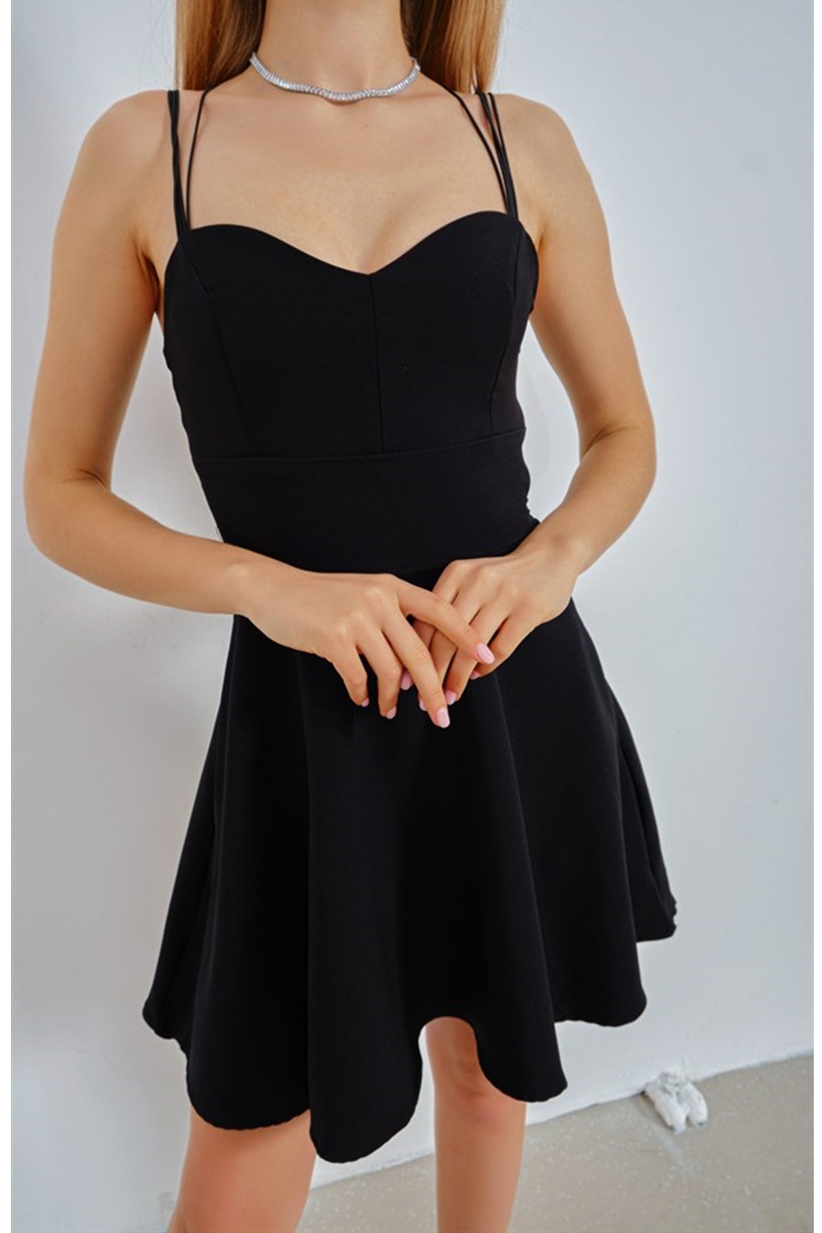 Ausgestelltes Minikleid mit gekreuzten Trägern am Rücken