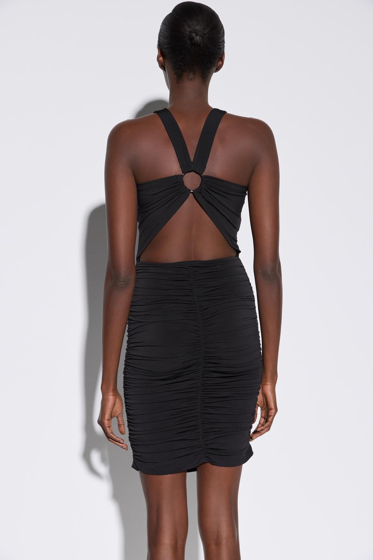 Gerafftes Minikleid mit Ringdetail am Rücken