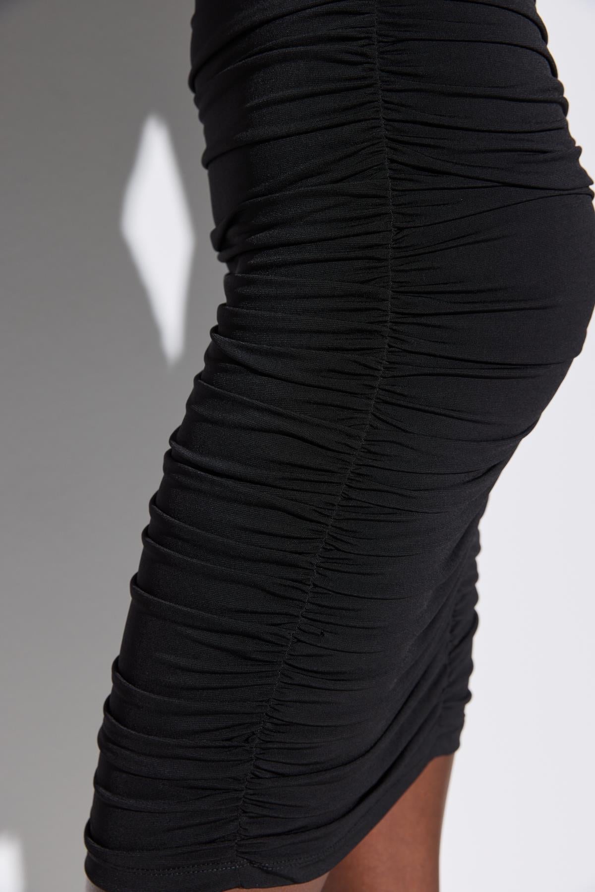 Gerafftes Minikleid mit Ringdetail am Rücken
