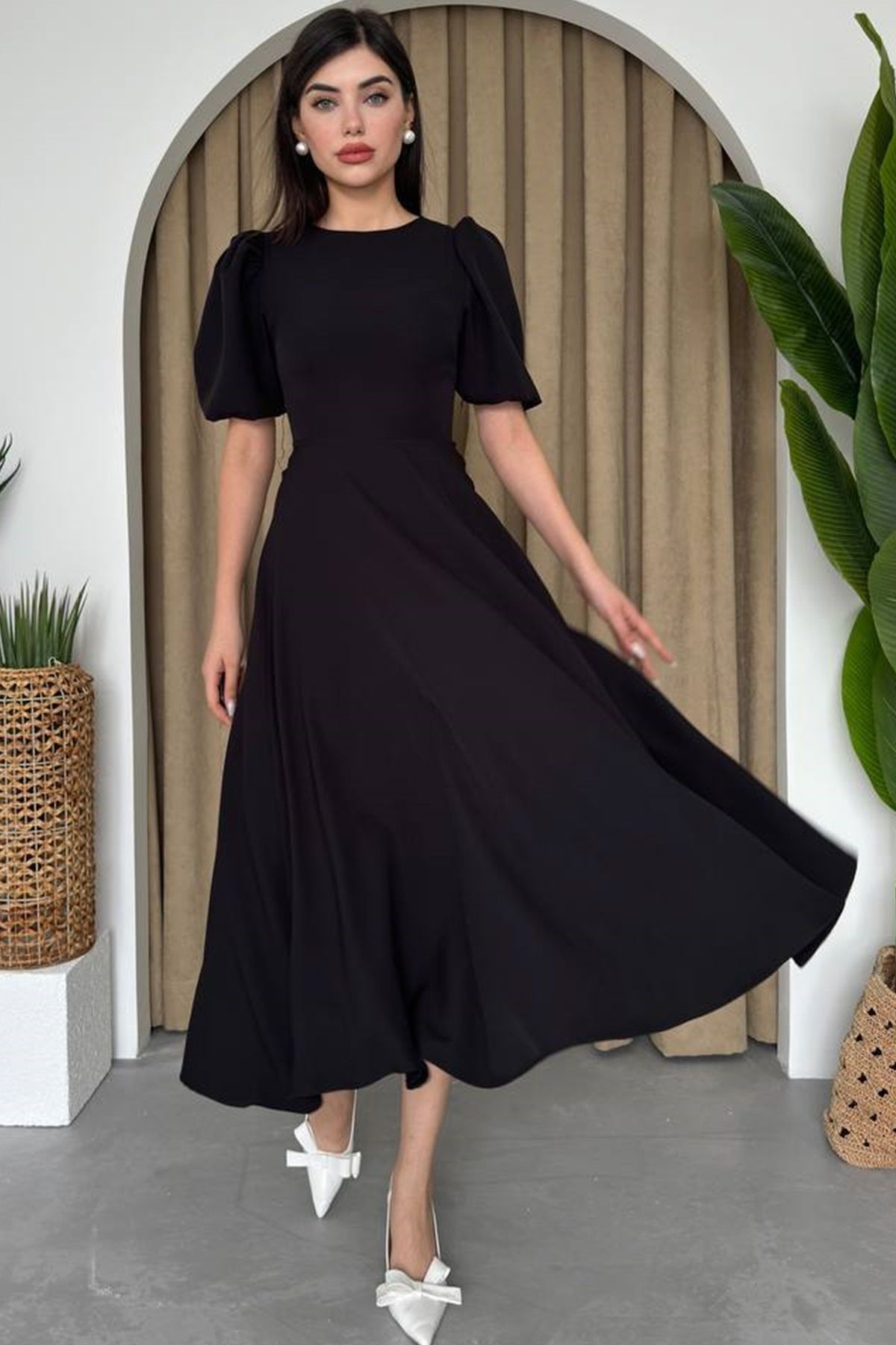 Midi-Kleid mit Rundhalsausschnitt und ausgestelltem Rock