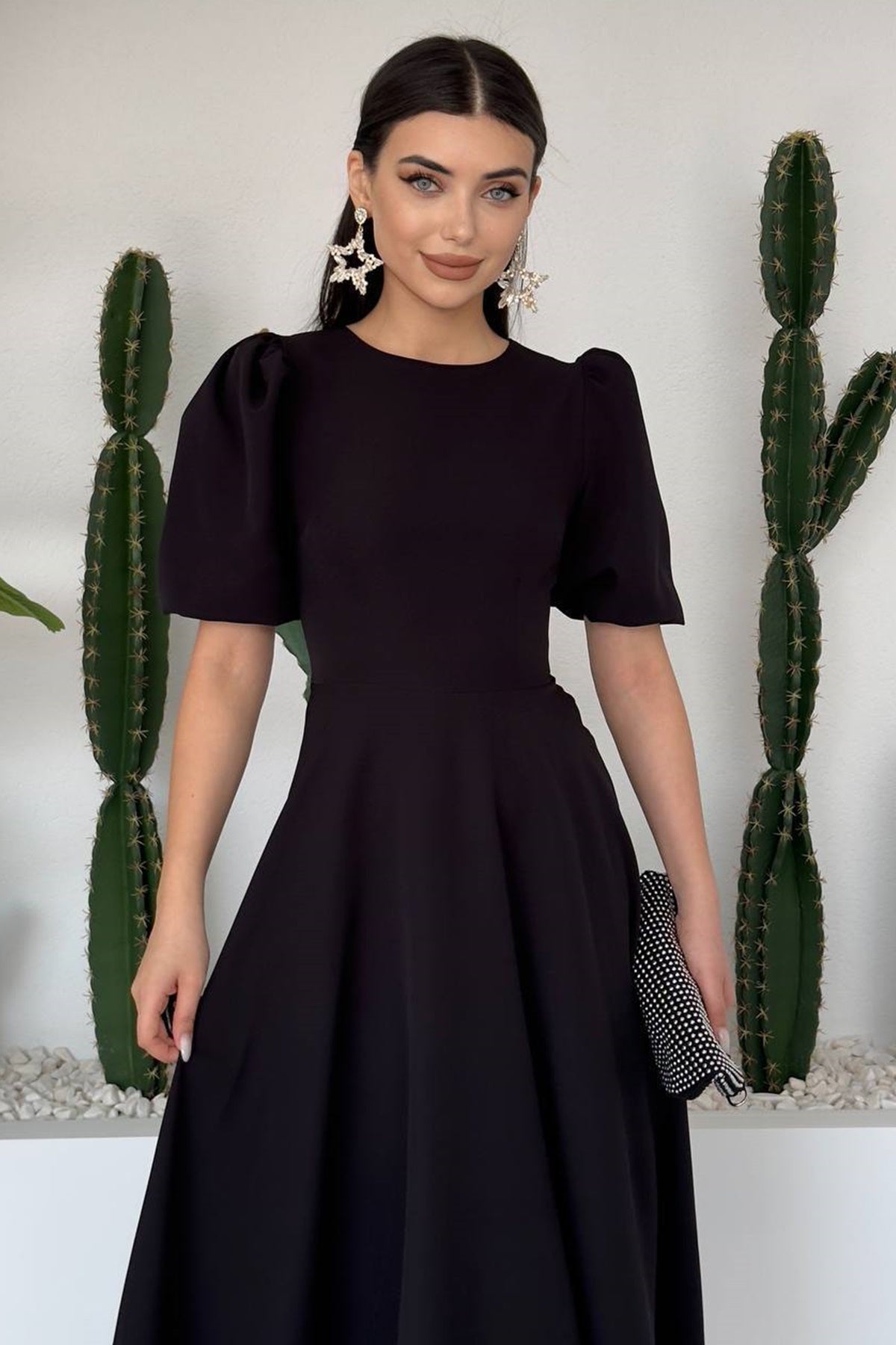 Midi-Kleid mit Rundhalsausschnitt und ausgestelltem Rock