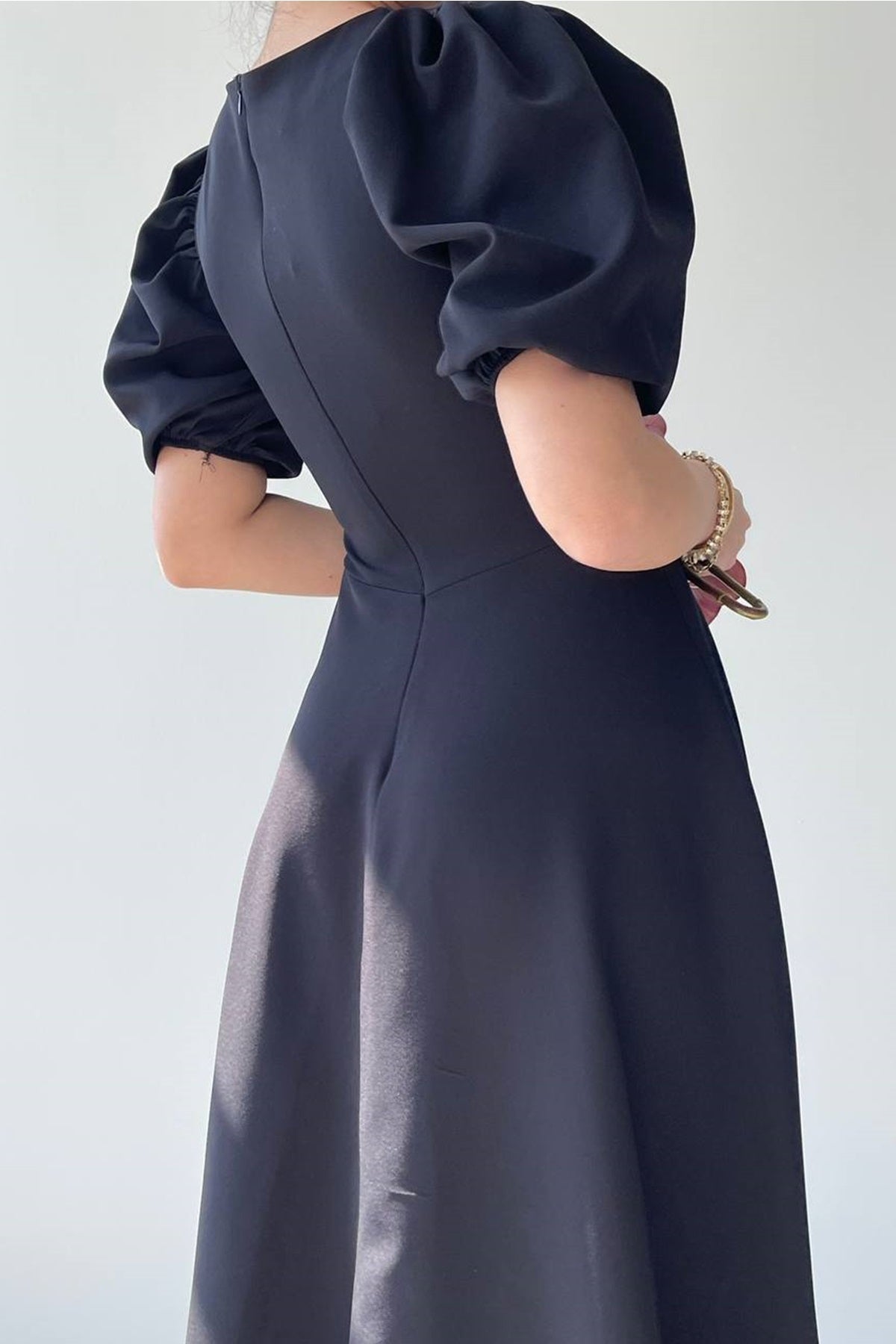 Midi-Kleid mit Rundhalsausschnitt und ausgestelltem Rock