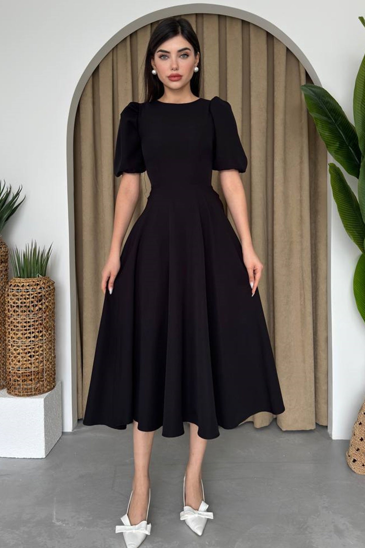Midi-Kleid mit Rundhalsausschnitt und ausgestelltem Rock