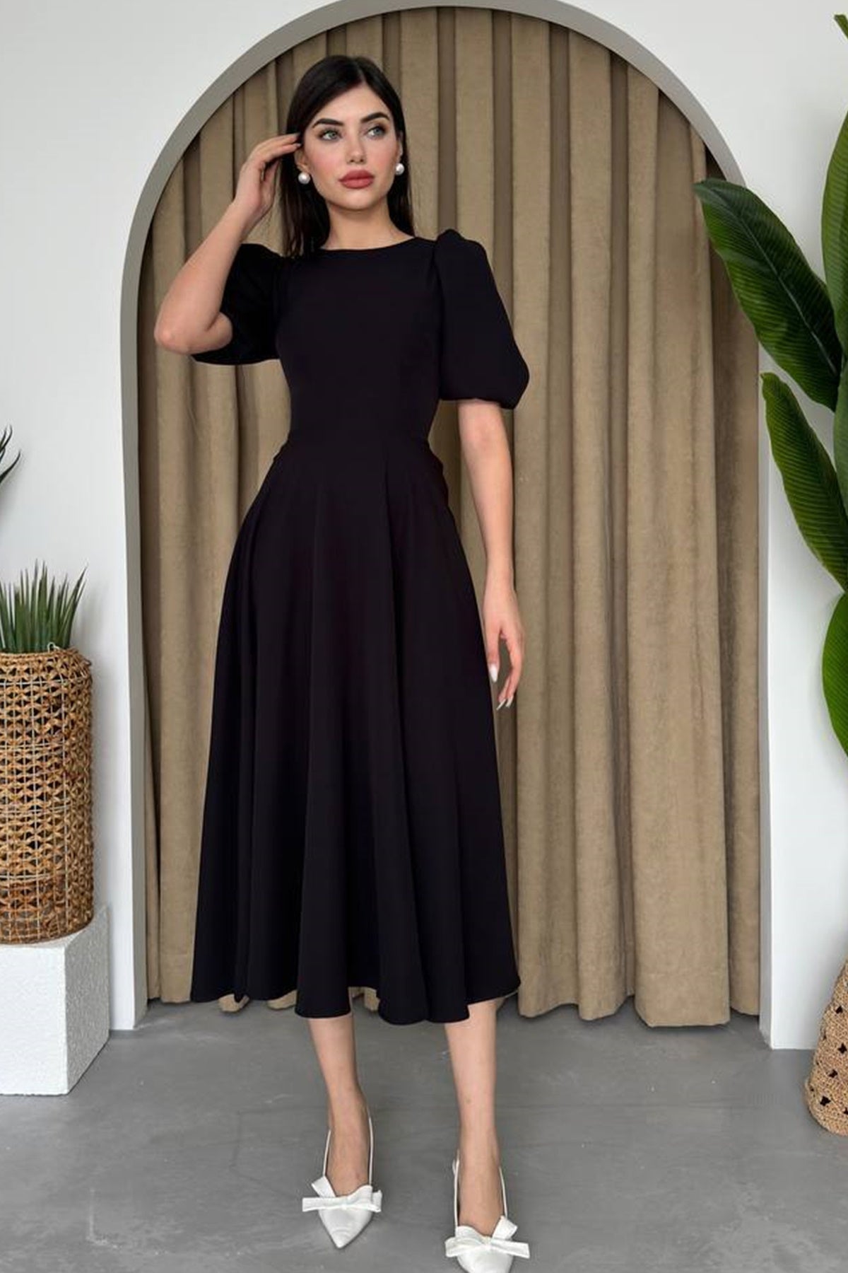 Midi-Kleid mit Rundhalsausschnitt und ausgestelltem Rock