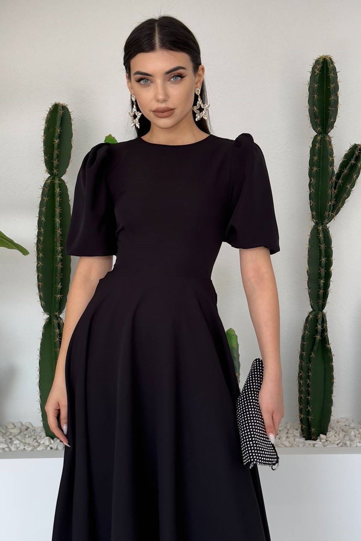 Midi-Kleid mit Rundhalsausschnitt und ausgestelltem Rock
