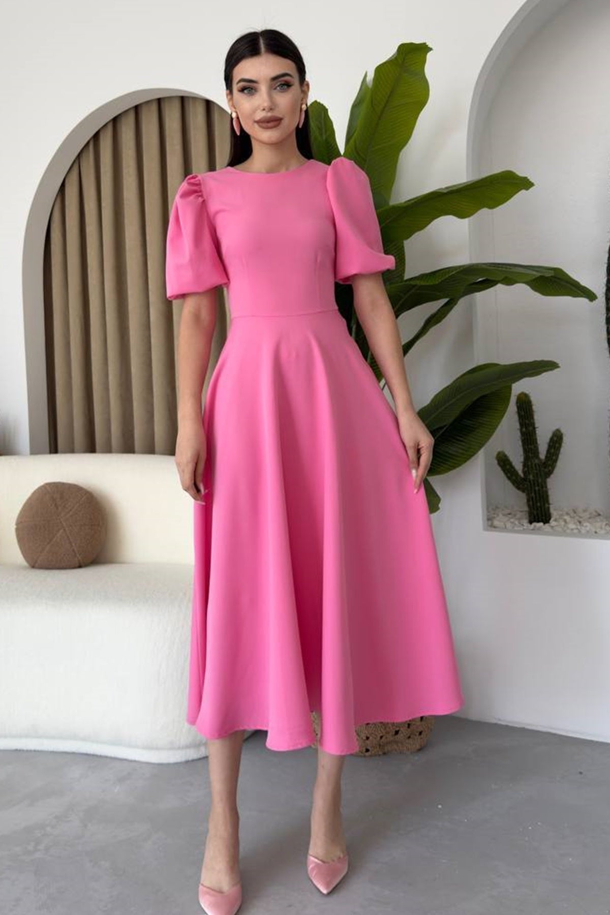 Midi-Kleid mit Rundhalsausschnitt und ausgestelltem Rock