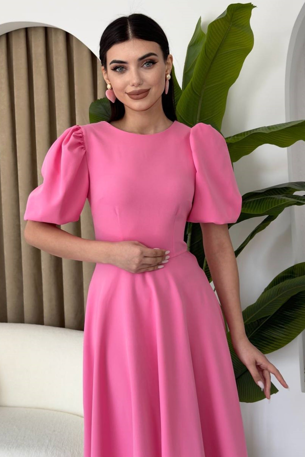 Midi-Kleid mit Rundhalsausschnitt und ausgestelltem Rock