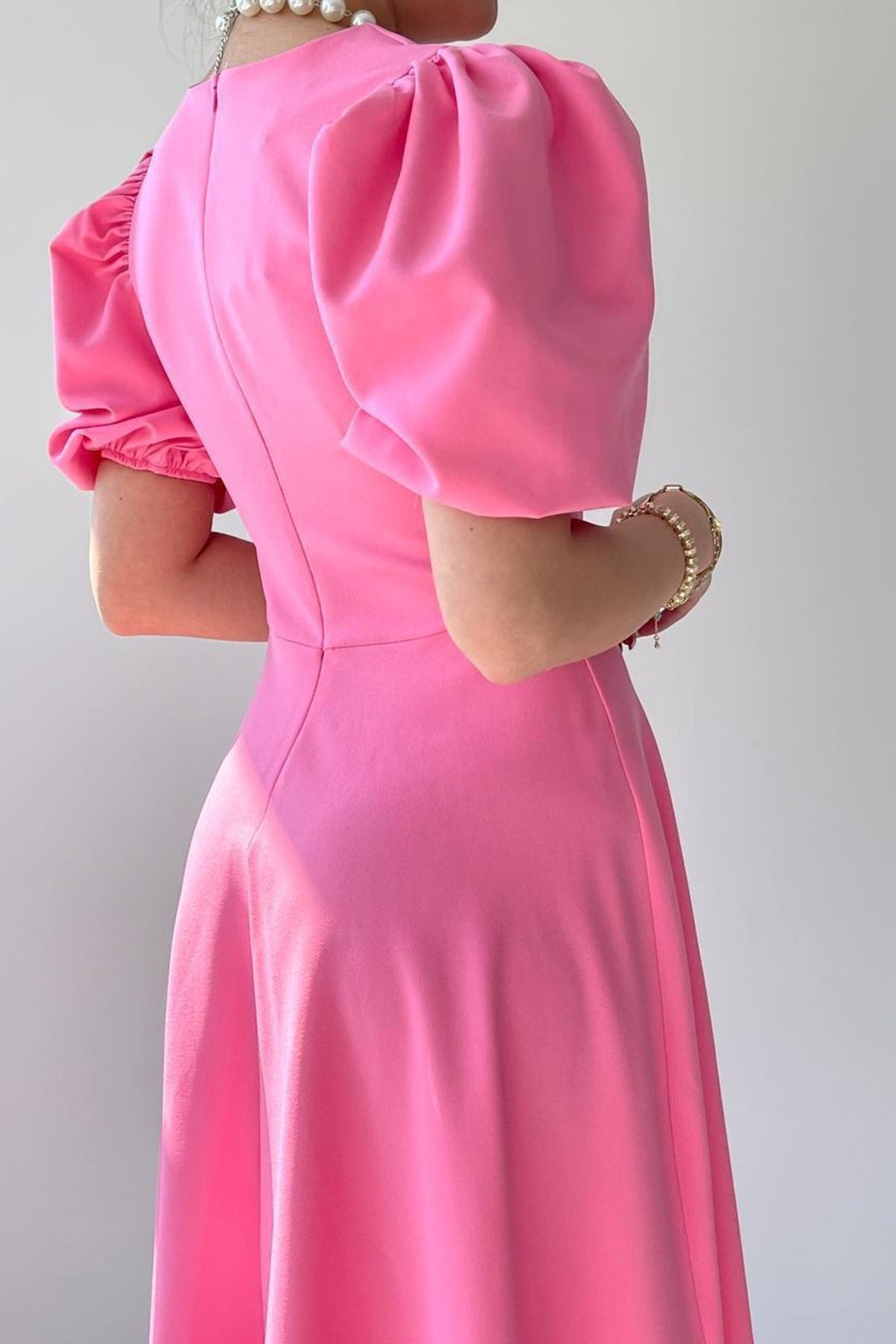 Midi-Kleid mit Rundhalsausschnitt und ausgestelltem Rock
