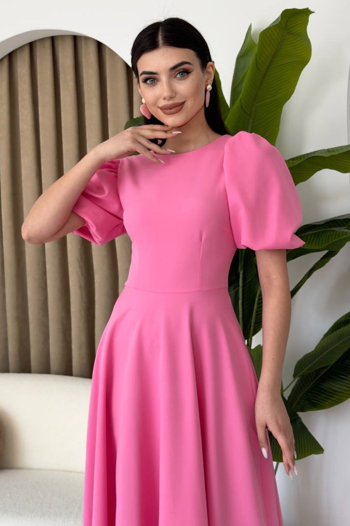 Midi-Kleid mit Rundhalsausschnitt und ausgestelltem Rock
