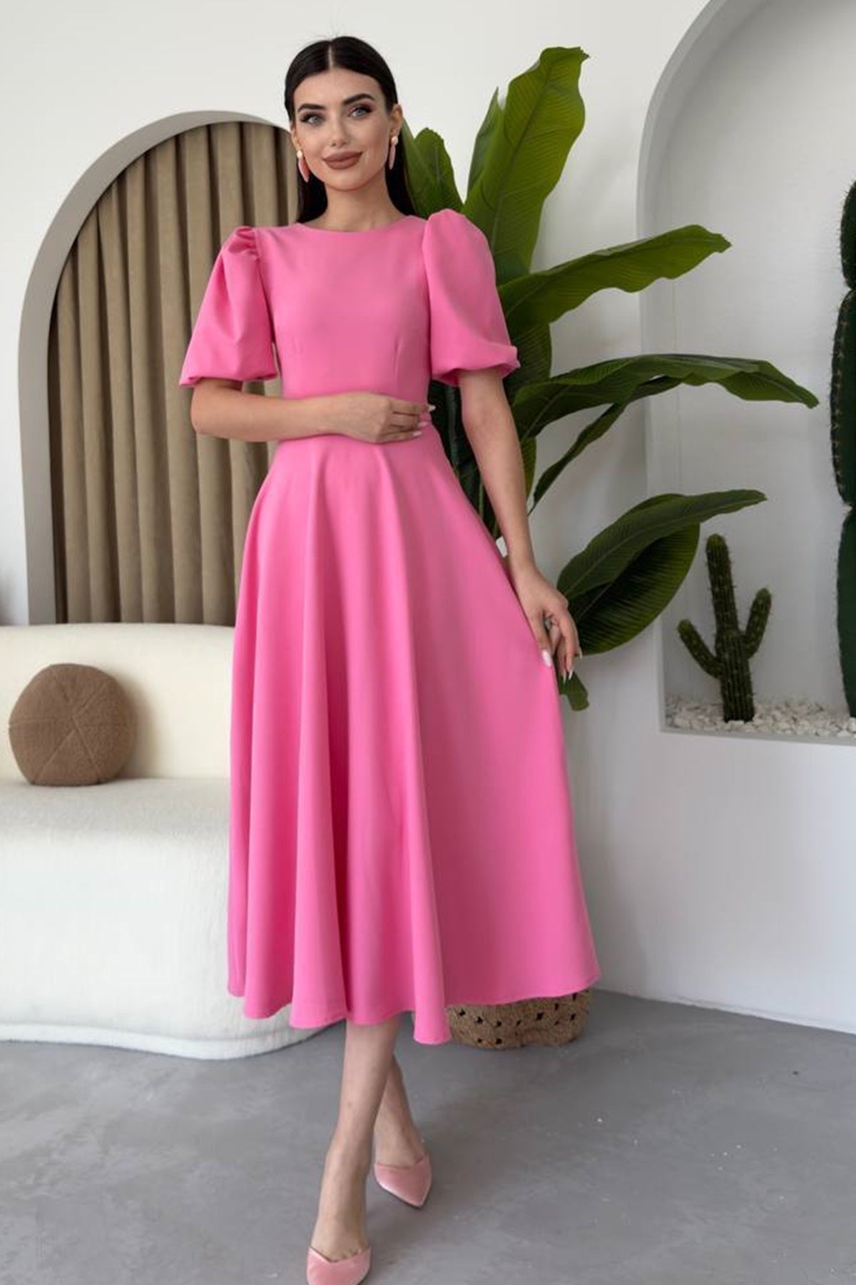 Midi-Kleid mit Rundhalsausschnitt und ausgestelltem Rock