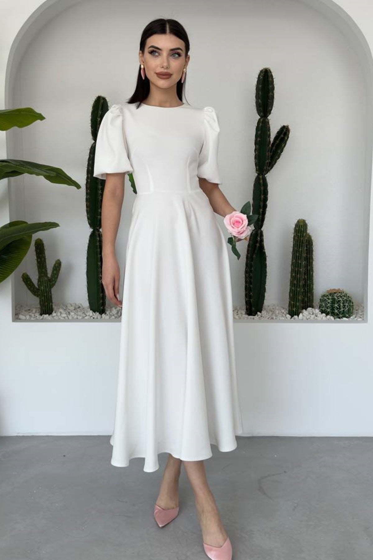 Midi-Kleid mit Rundhalsausschnitt und ausgestelltem Rock