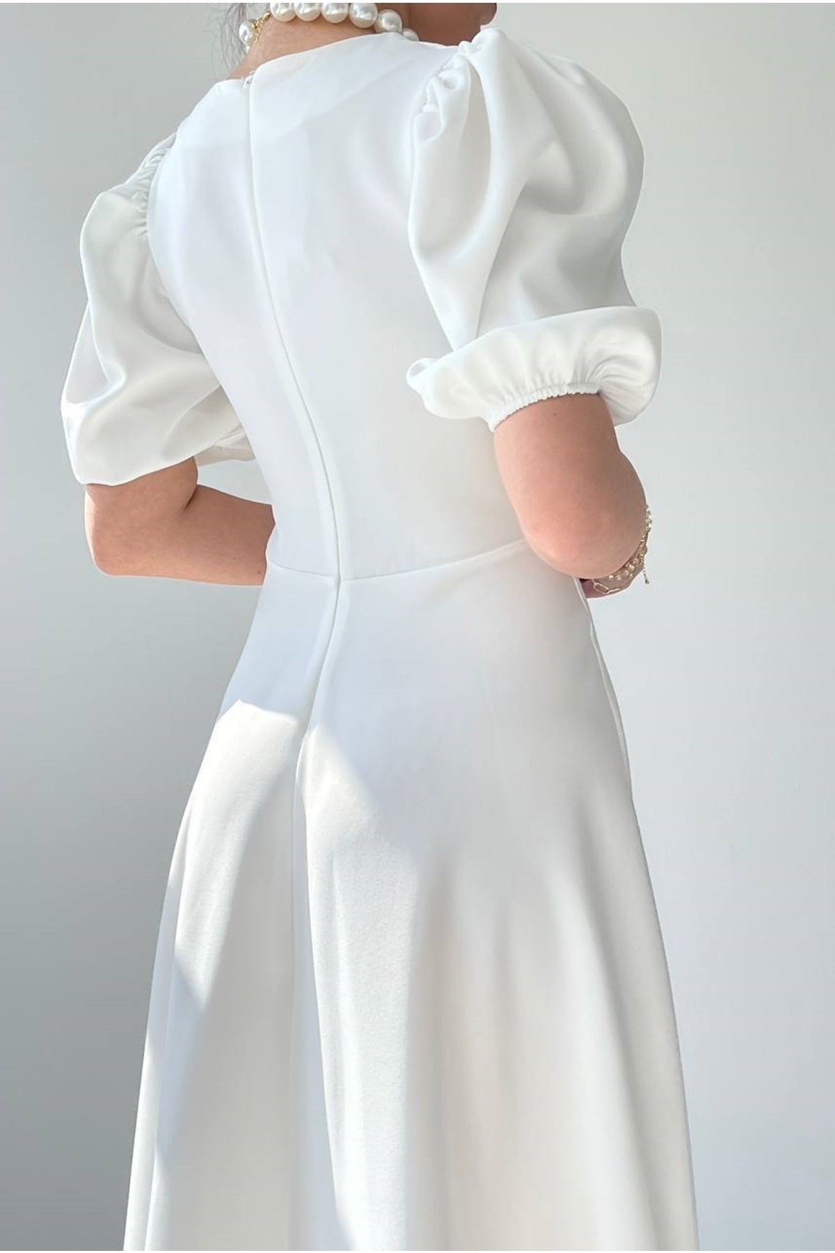 Midi-Kleid mit Rundhalsausschnitt und ausgestelltem Rock