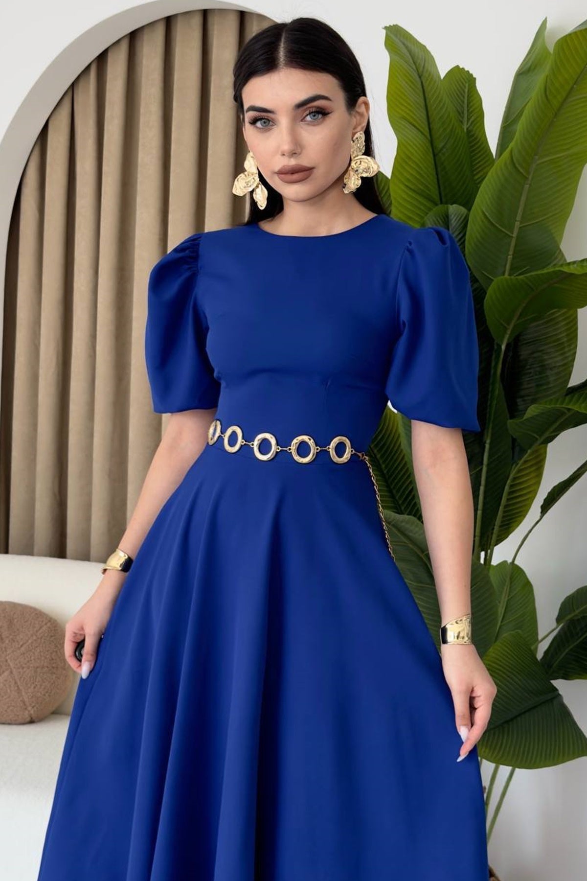 Midi-Kleid mit Rundhalsausschnitt und ausgestelltem Rock