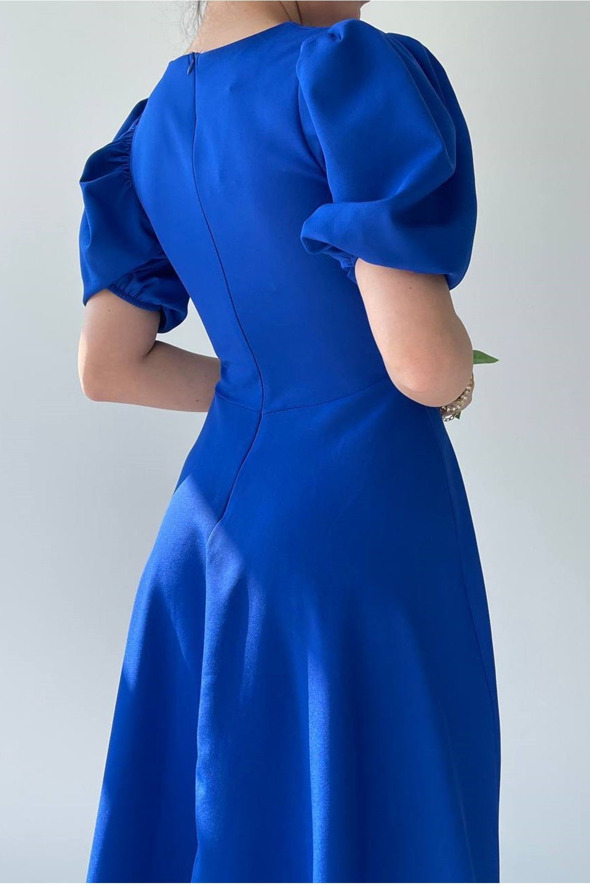 Midi-Kleid mit Rundhalsausschnitt und ausgestelltem Rock