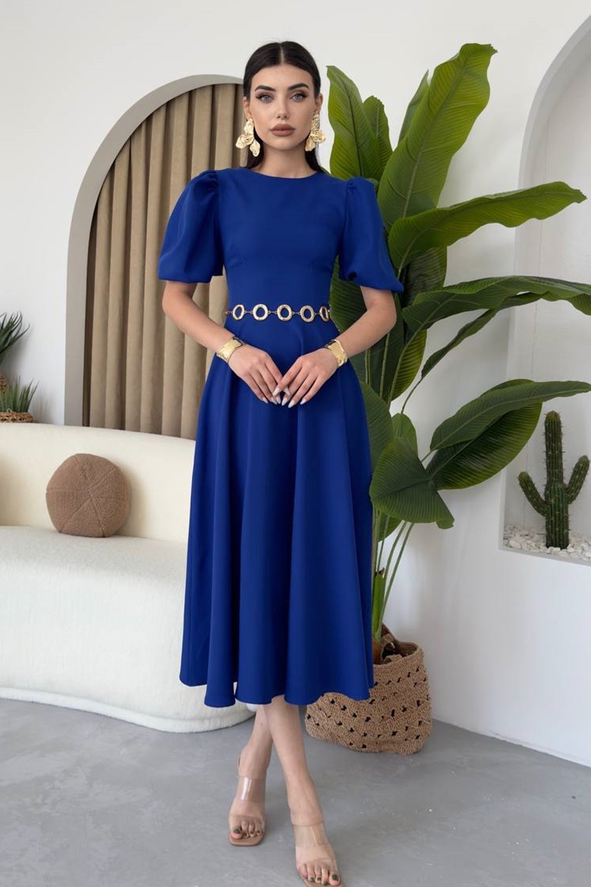 Midi-Kleid mit Rundhalsausschnitt und ausgestelltem Rock