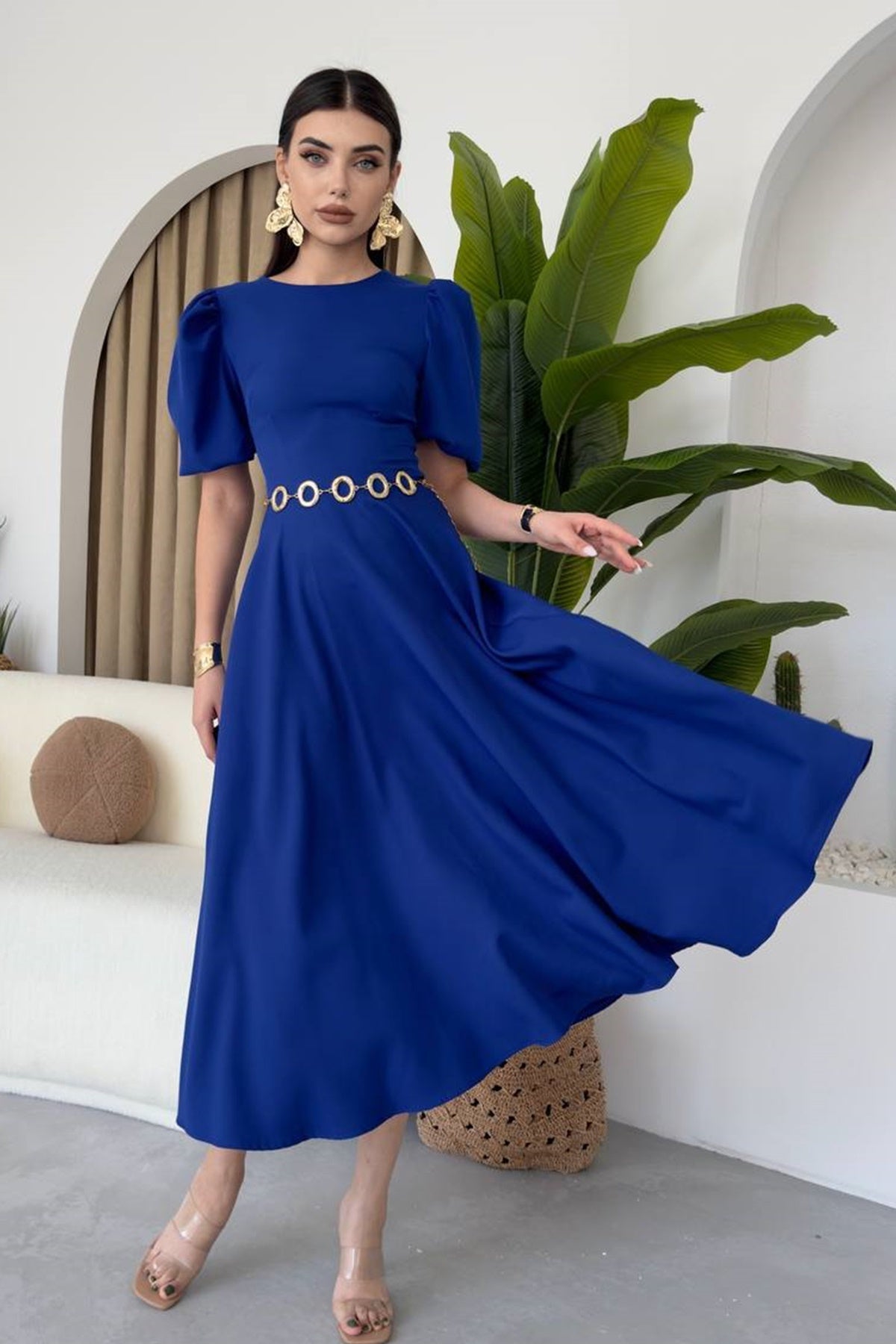 Midi-Kleid mit Rundhalsausschnitt und ausgestelltem Rock