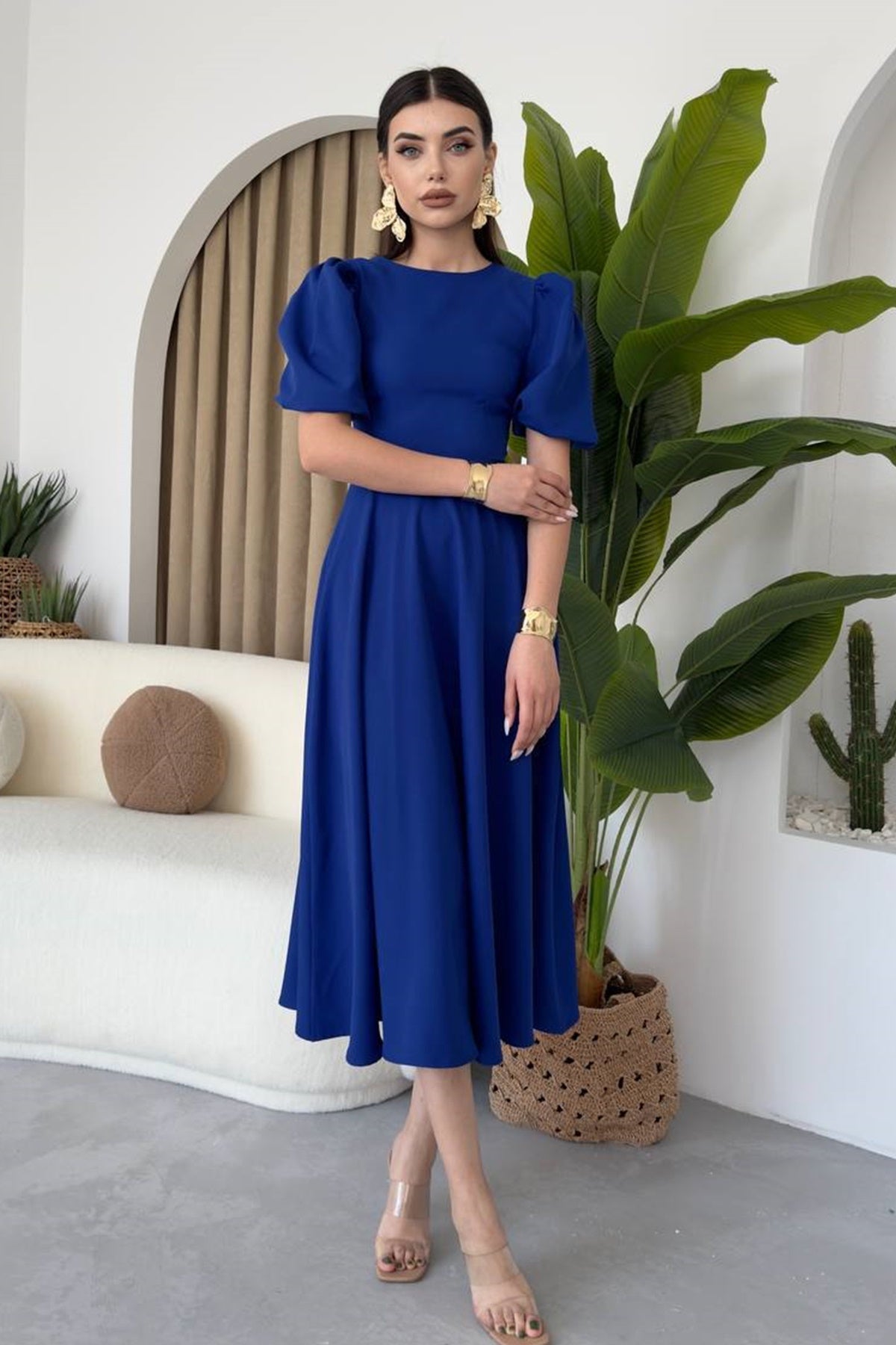 Midi-Kleid mit Rundhalsausschnitt und ausgestelltem Rock