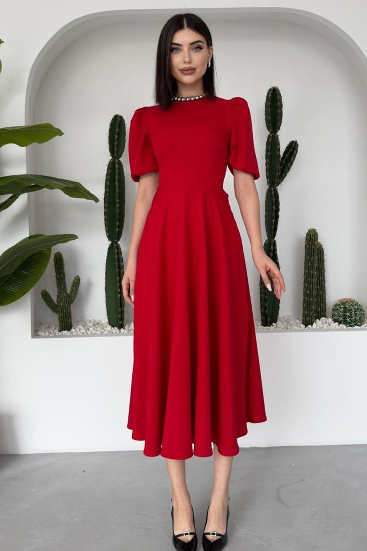 Midi-Kleid mit Rundhalsausschnitt und ausgestelltem Rock