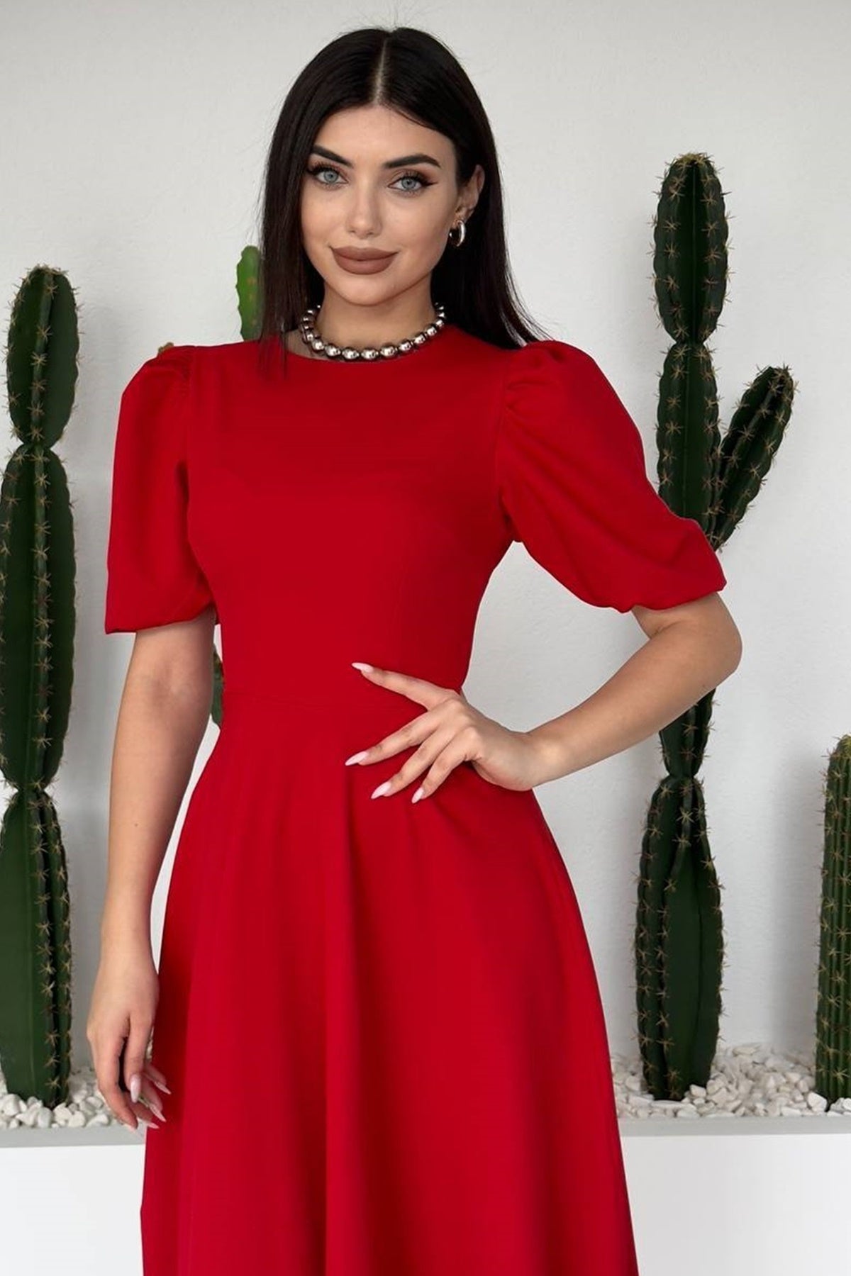 Midi-Kleid mit Rundhalsausschnitt und ausgestelltem Rock
