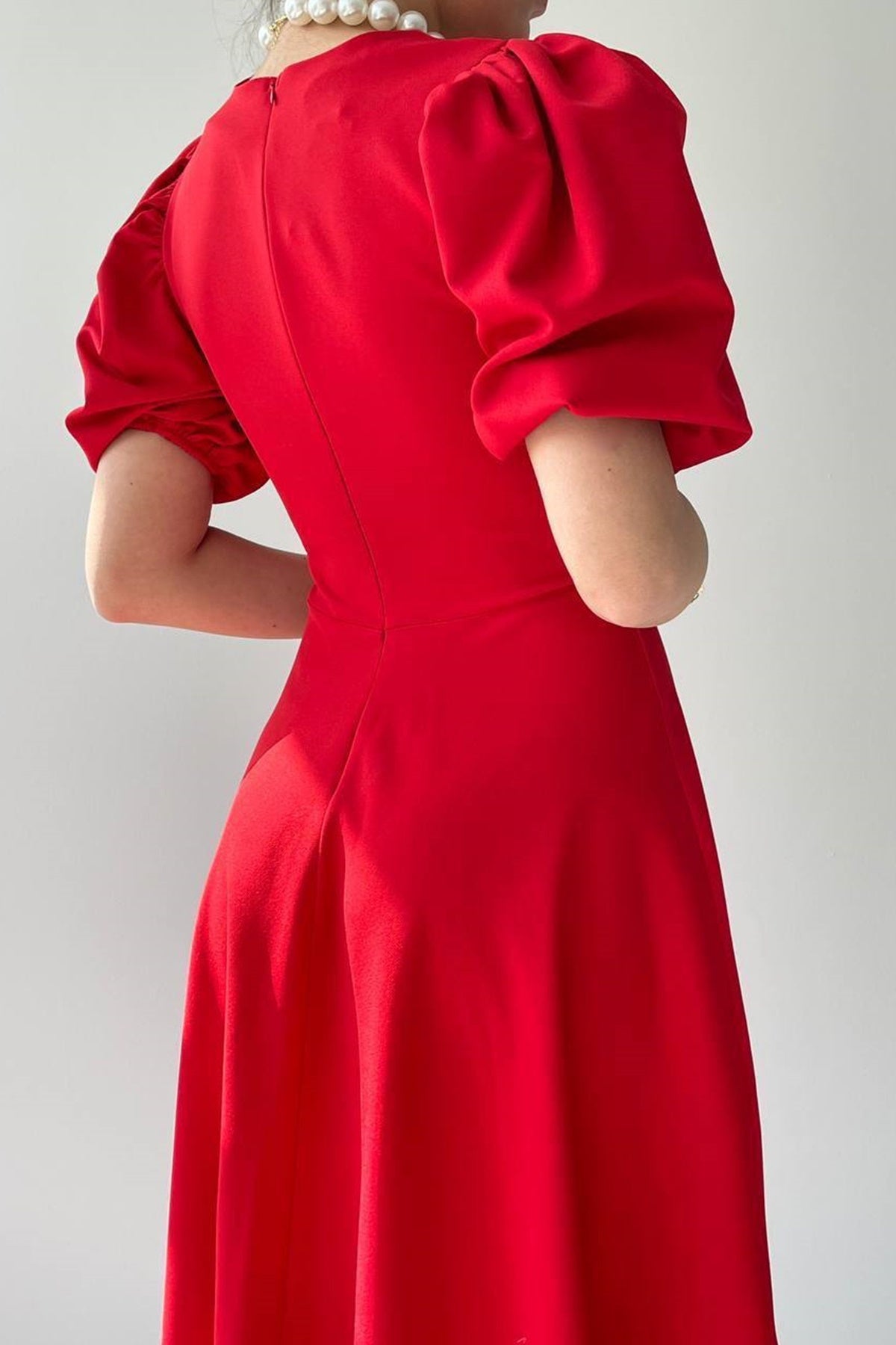 Midi-Kleid mit Rundhalsausschnitt und ausgestelltem Rock