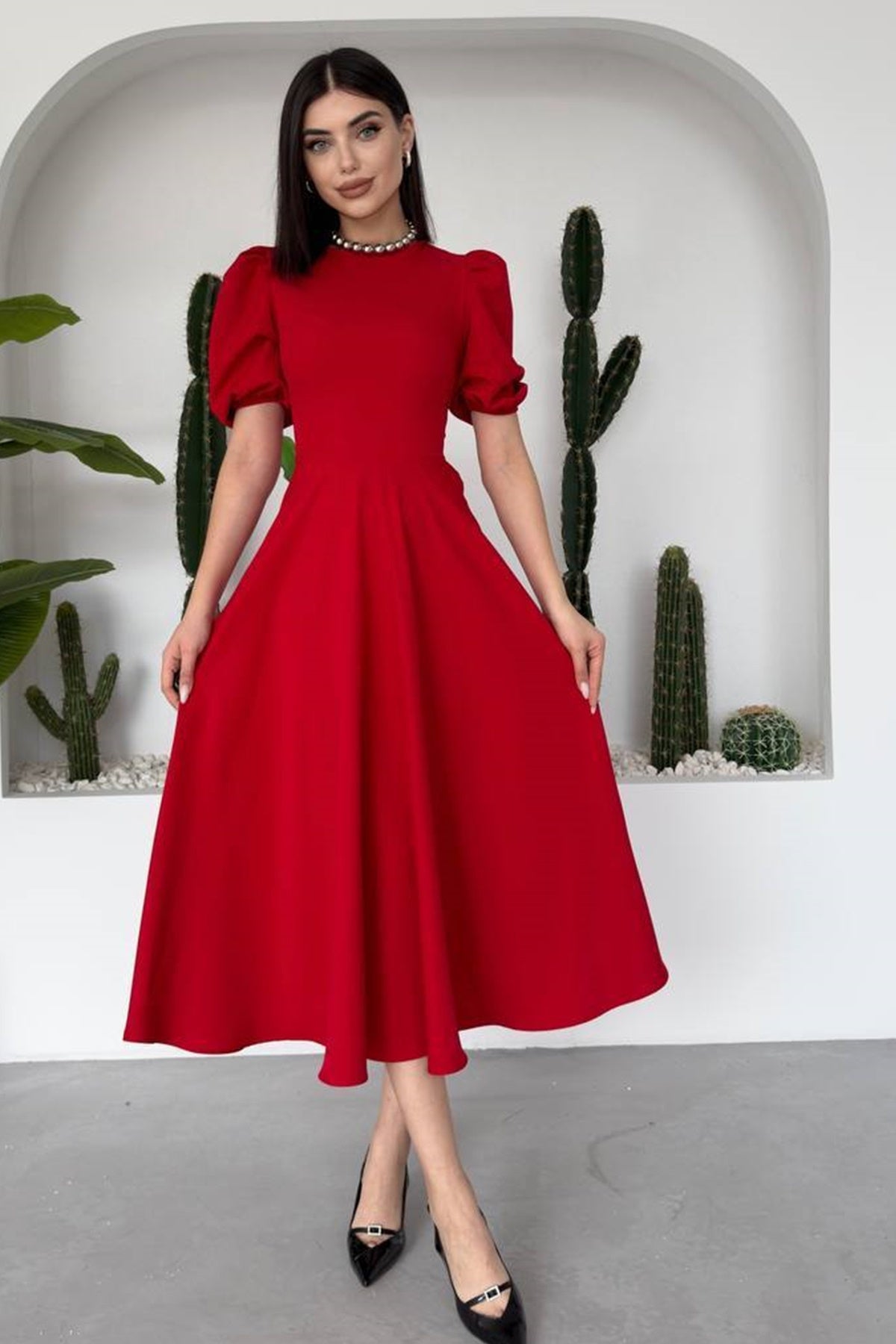 Midi-Kleid mit Rundhalsausschnitt und ausgestelltem Rock