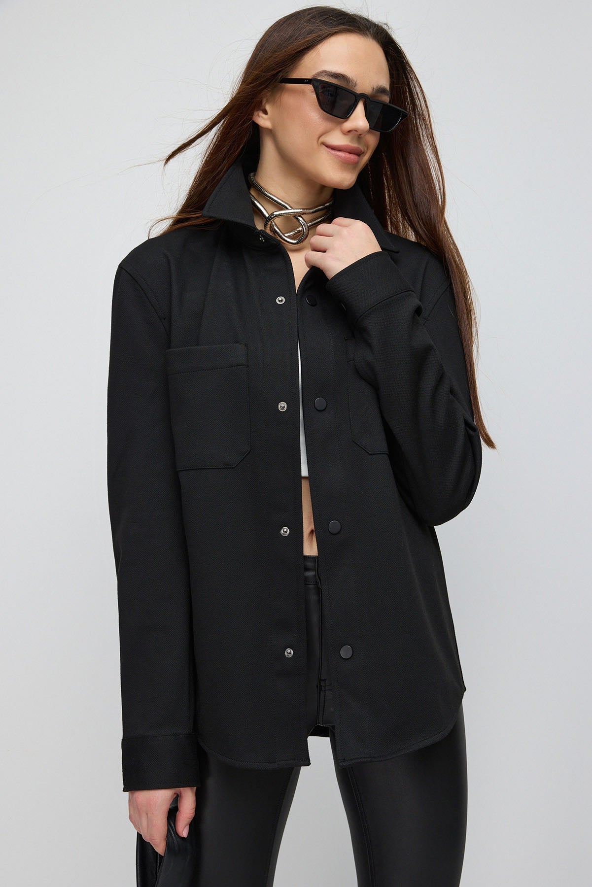 Schwarze Oversize-Hemdjacke mit Taschen