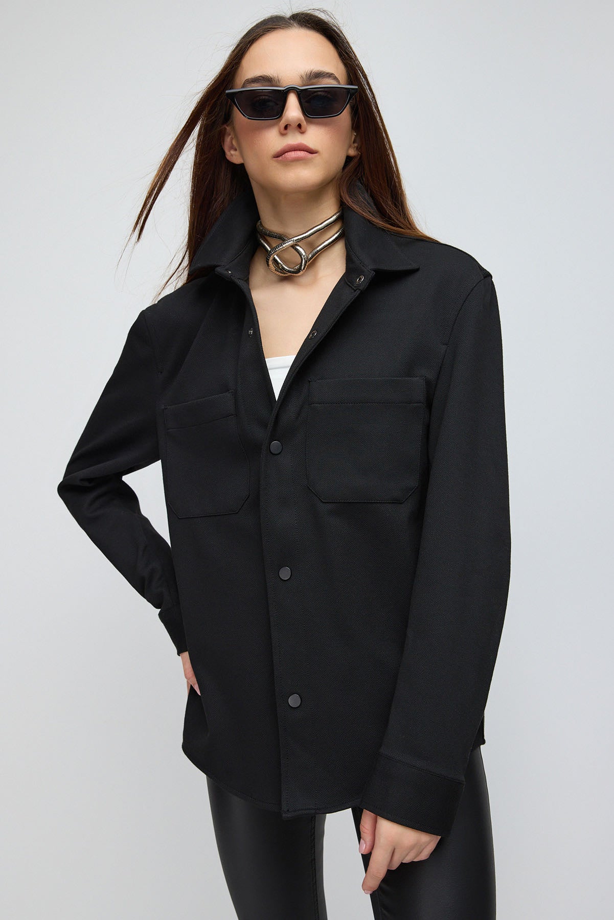 Schwarze Oversize-Hemdjacke mit Taschen