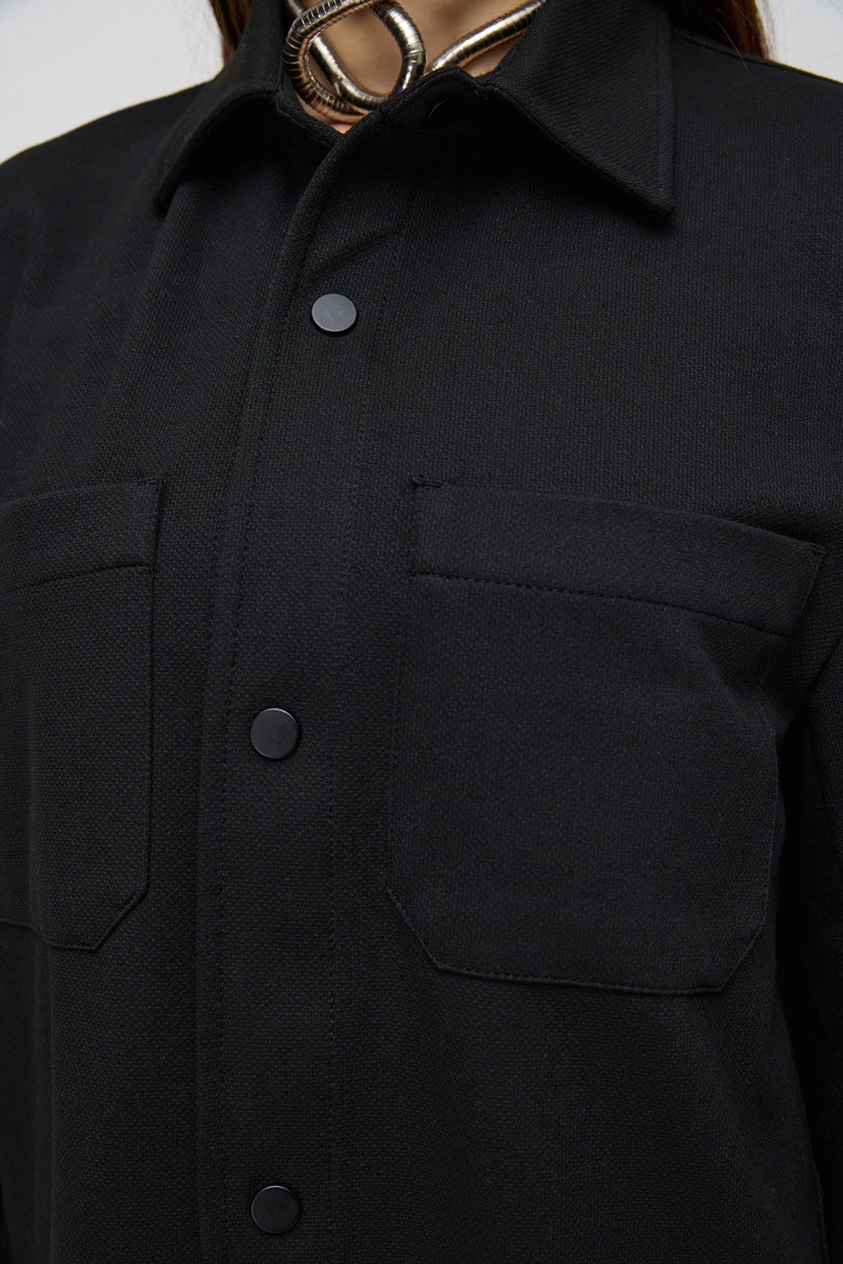 Schwarze Oversize-Hemdjacke mit Taschen