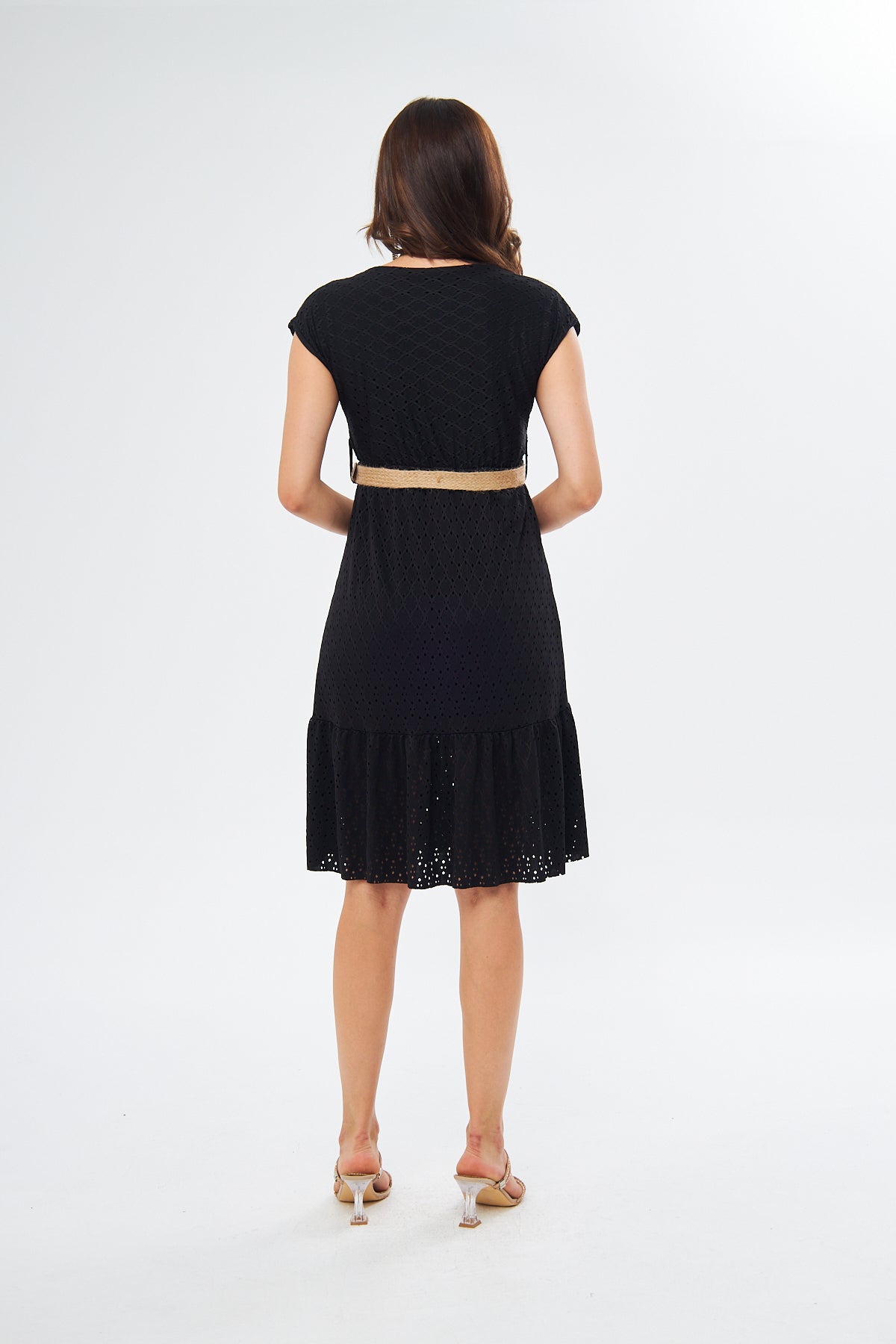 Ärmelloses Kleid mit Wickelausschnitt, Gürtel und ausgestelltem Rock