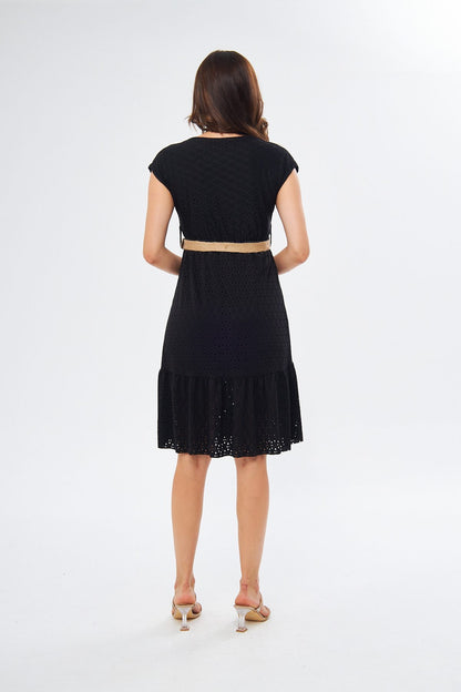 Ärmelloses Kleid mit Wickelausschnitt, Gürtel und ausgestelltem Rock