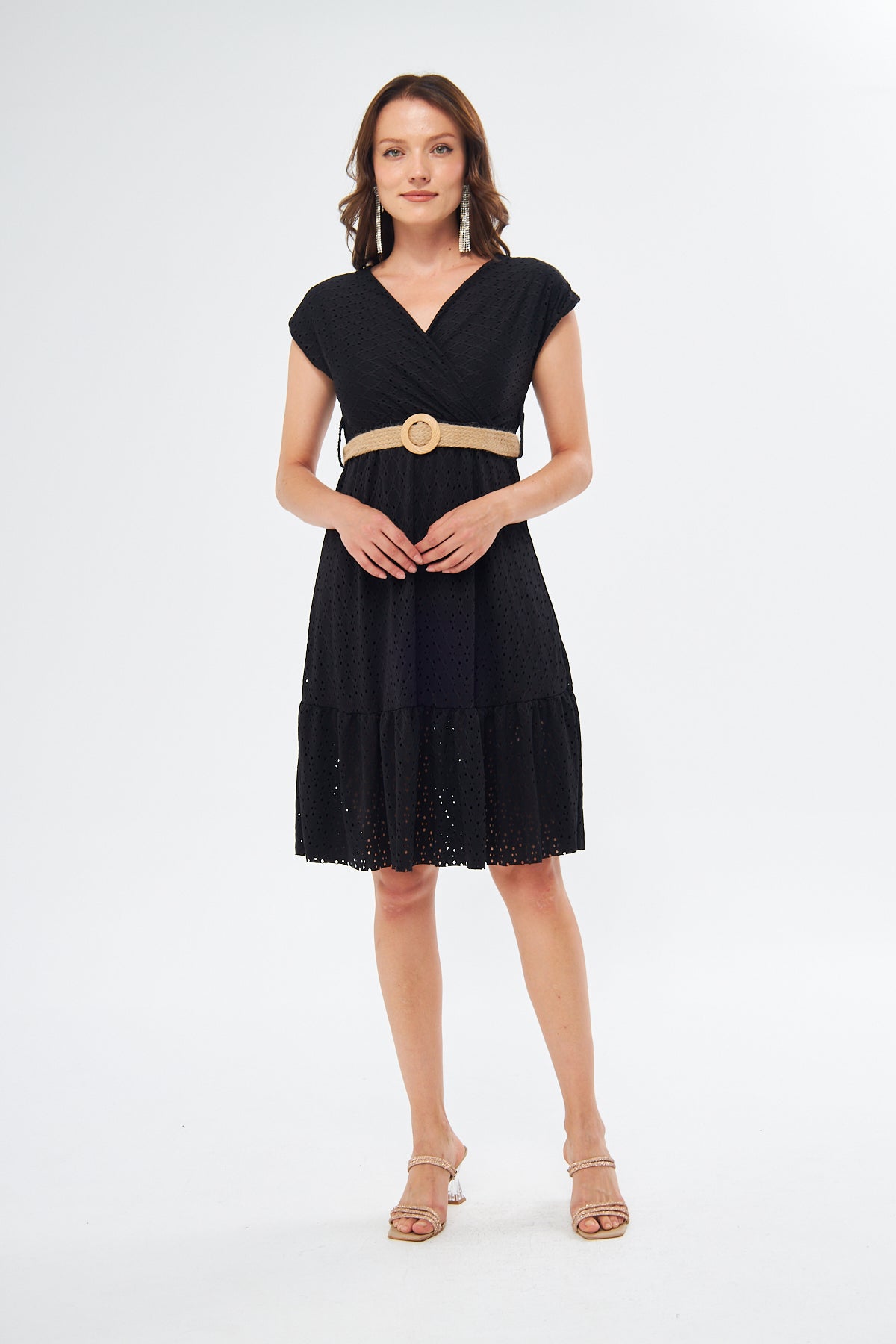 Ärmelloses Kleid mit Wickelausschnitt, Gürtel und ausgestelltem Rock