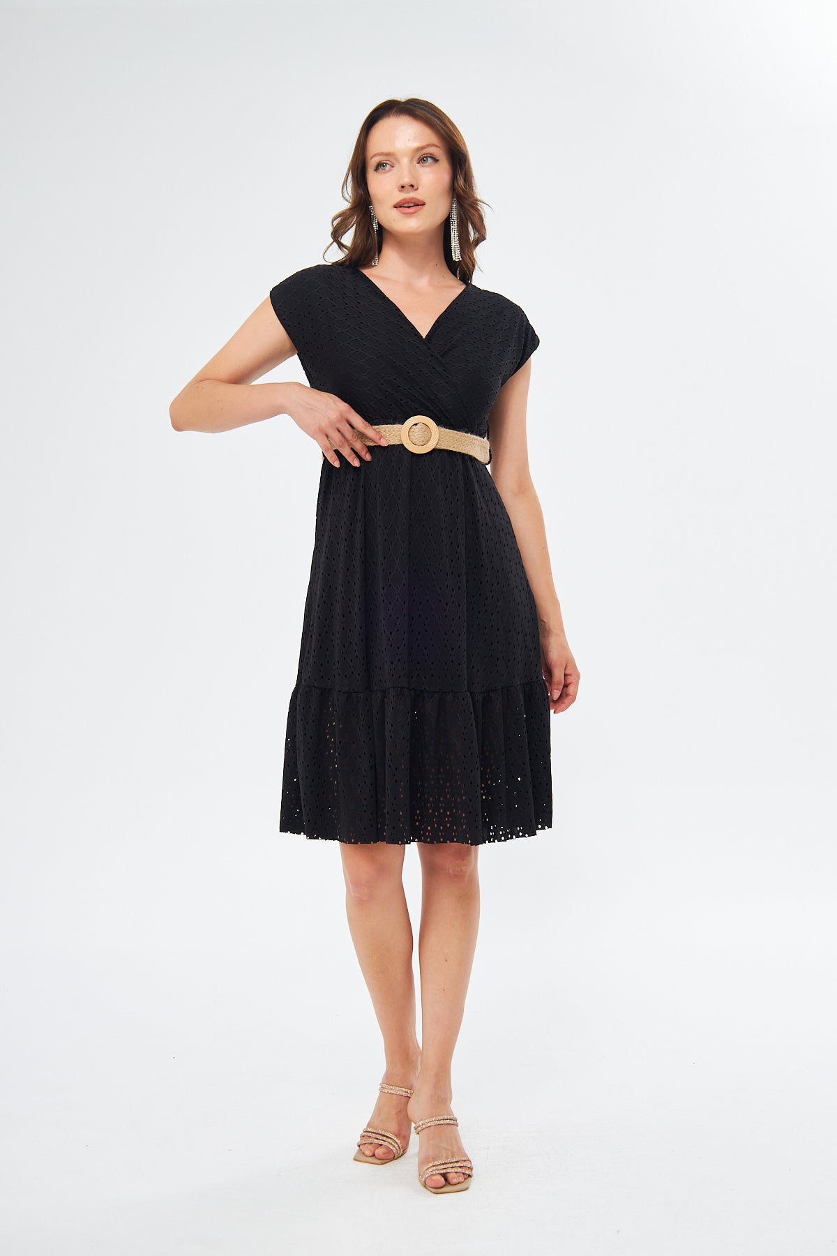 Ärmelloses Kleid mit Wickelausschnitt, Gürtel und ausgestelltem Rock