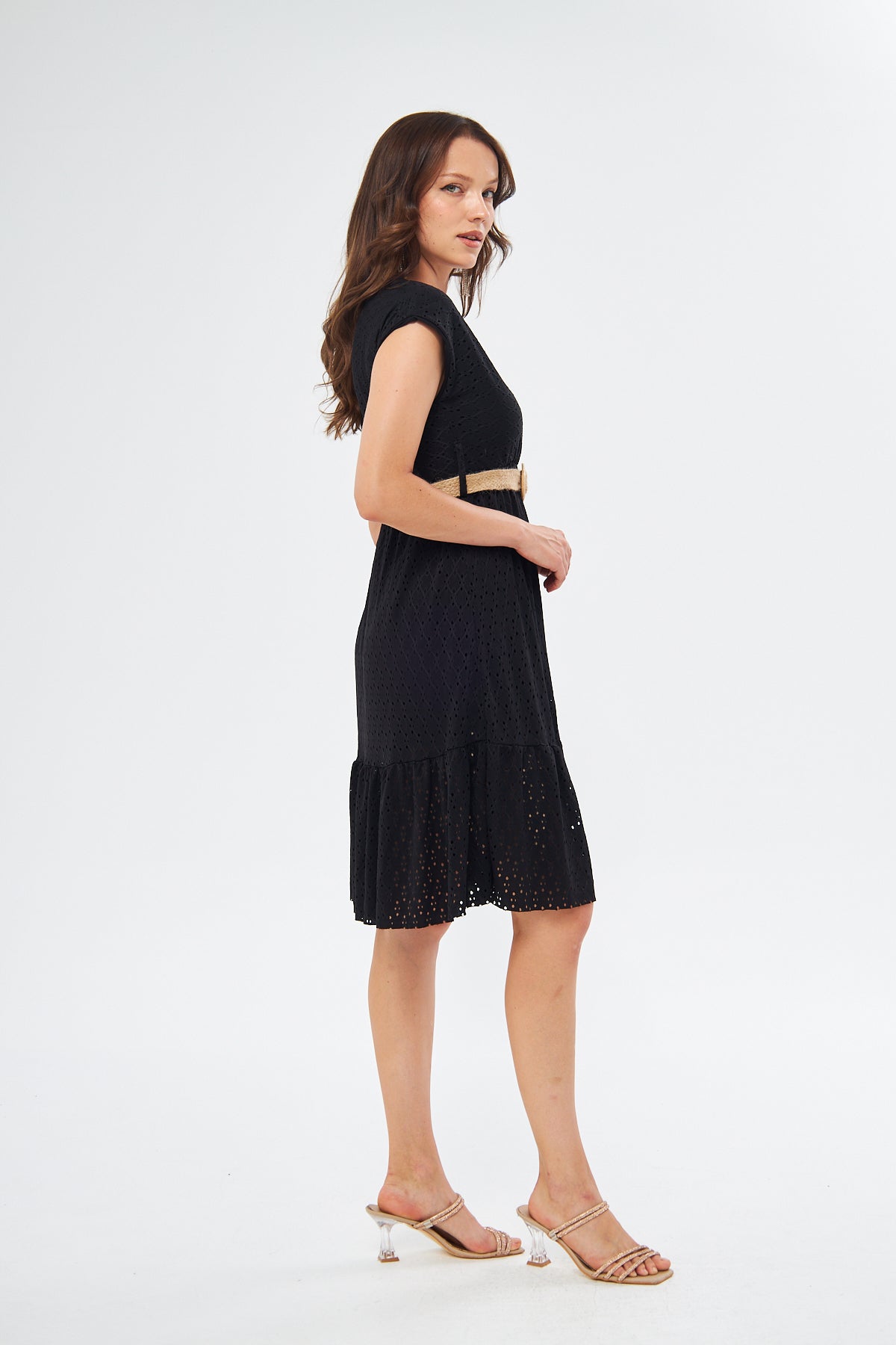 Ärmelloses Kleid mit Wickelausschnitt, Gürtel und ausgestelltem Rock