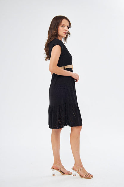 Ärmelloses Kleid mit Wickelausschnitt, Gürtel und ausgestelltem Rock