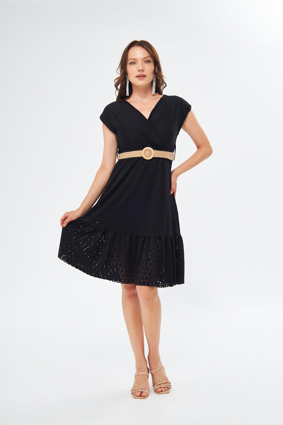 Ärmelloses Kleid mit Wickelausschnitt, Gürtel und ausgestelltem Rock