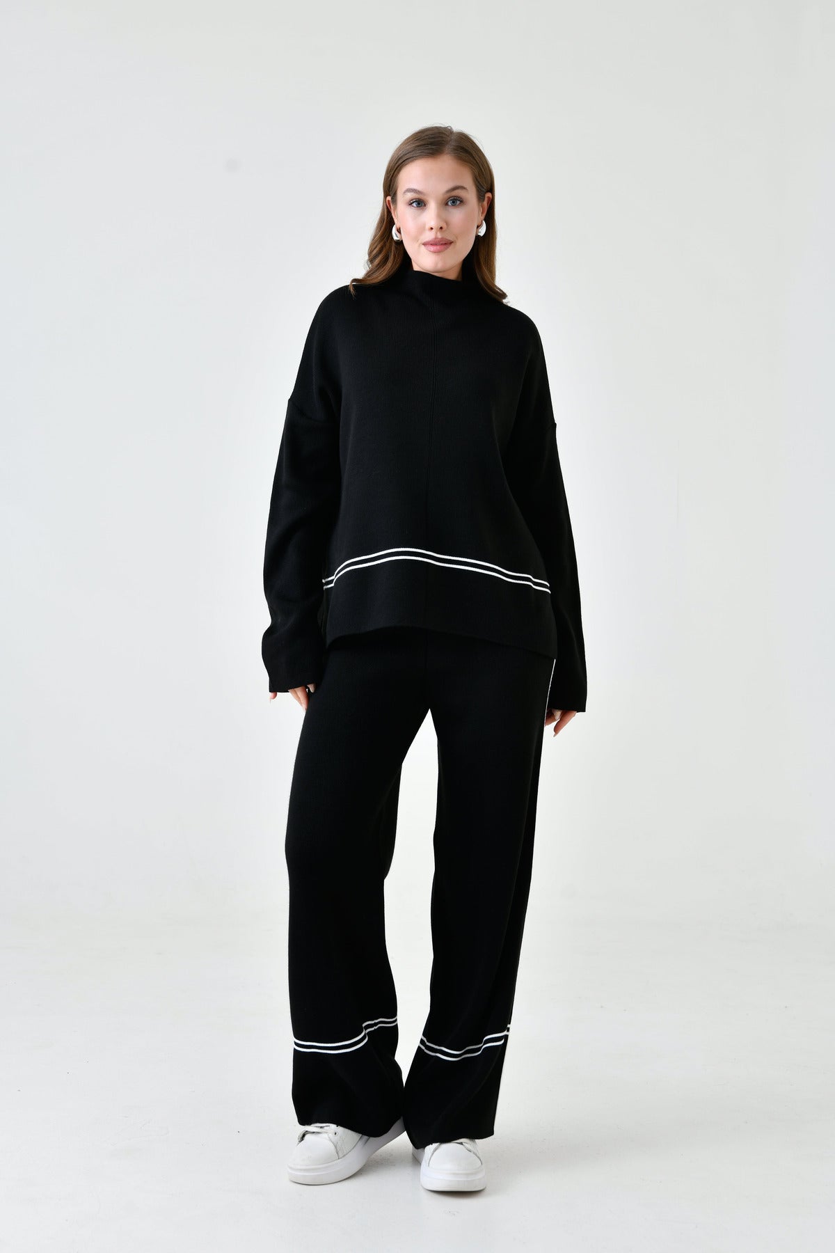 Zweiteiliges Strickset aus Oversize-Pullover und hochgeschnittener Hose