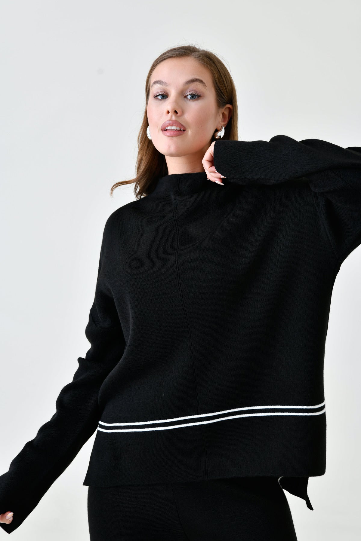 Zweiteiliges Strickset aus Oversize-Pullover und hochgeschnittener Hose