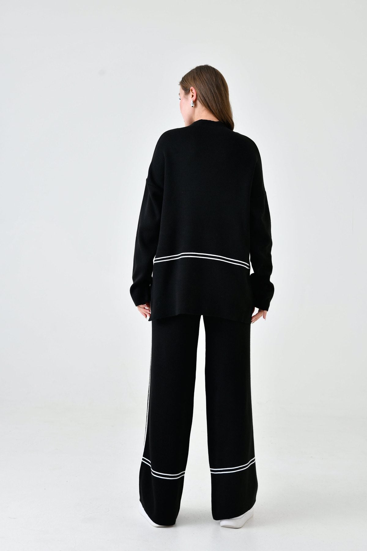 Zweiteiliges Strickset aus Oversize-Pullover und hochgeschnittener Hose