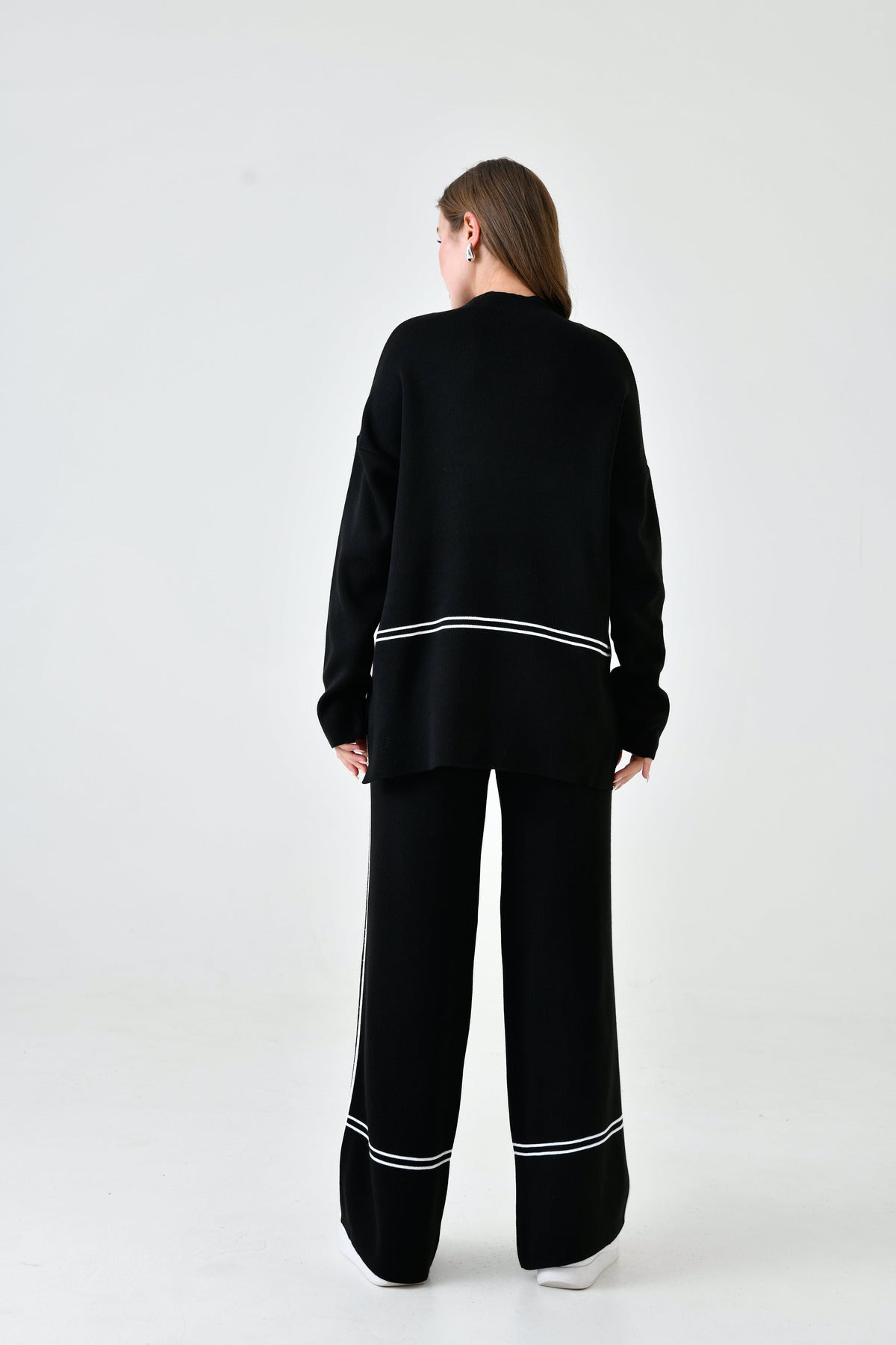 Zweiteiliges Strickset aus Oversize-Pullover und hochgeschnittener Hose