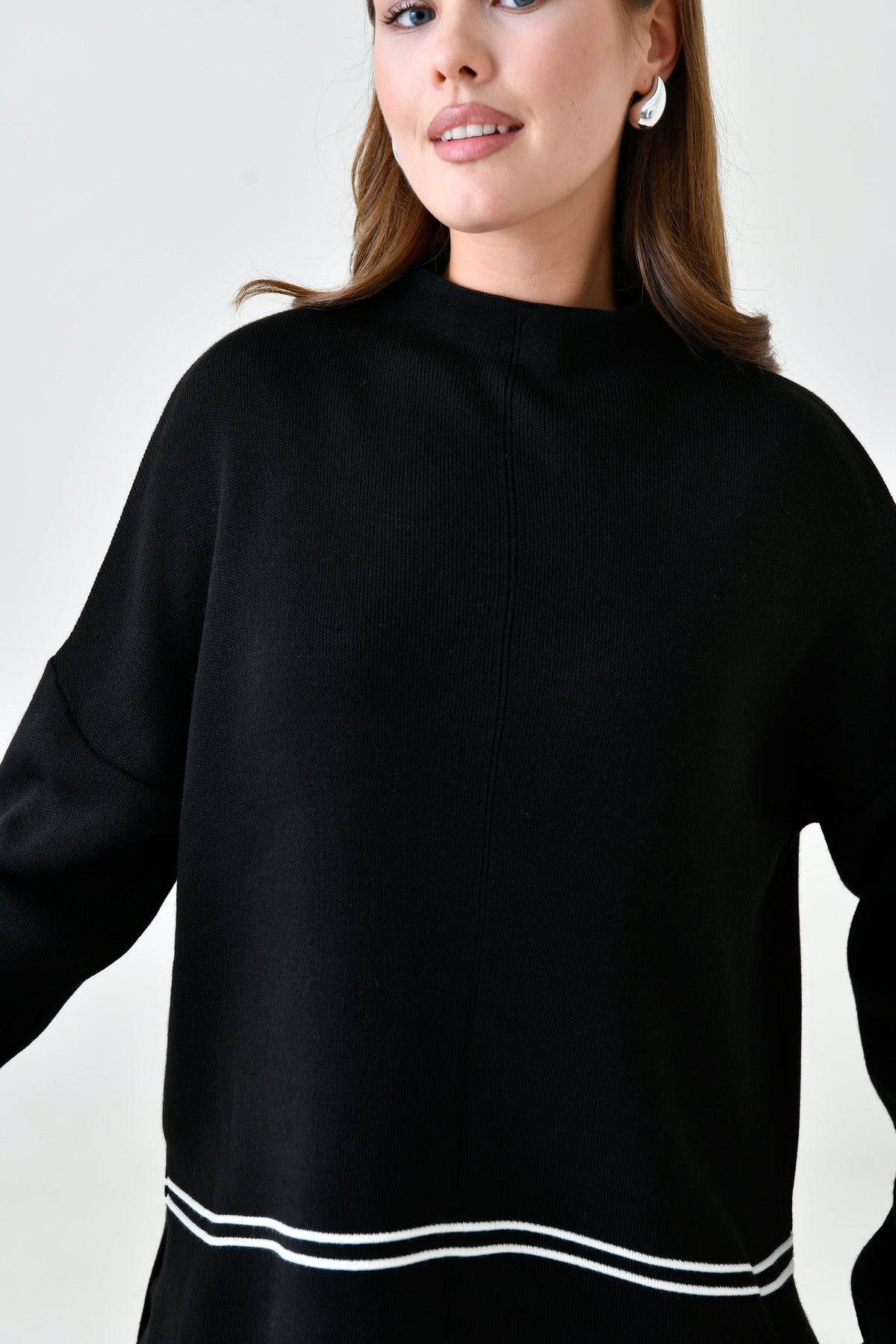 Zweiteiliges Strickset aus Oversize-Pullover und hochgeschnittener Hose