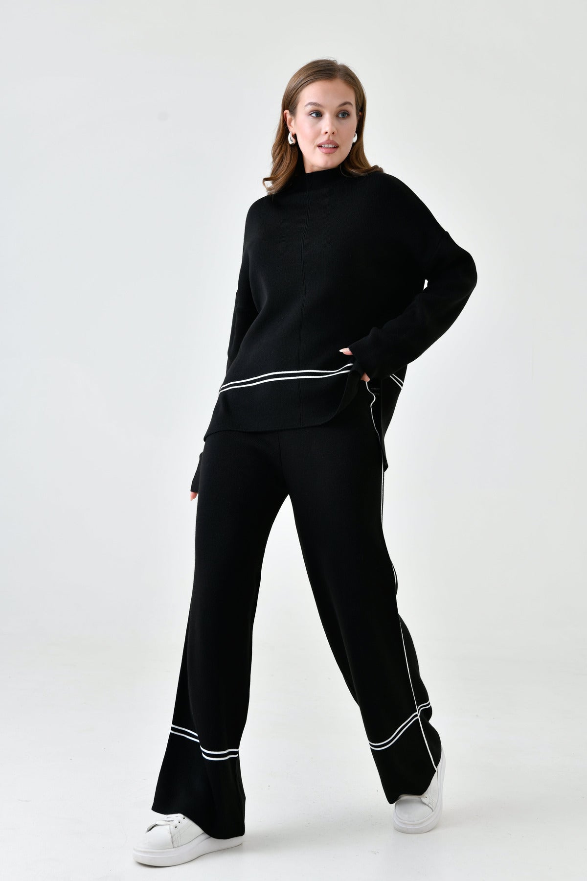 Zweiteiliges Strickset aus Oversize-Pullover und hochgeschnittener Hose